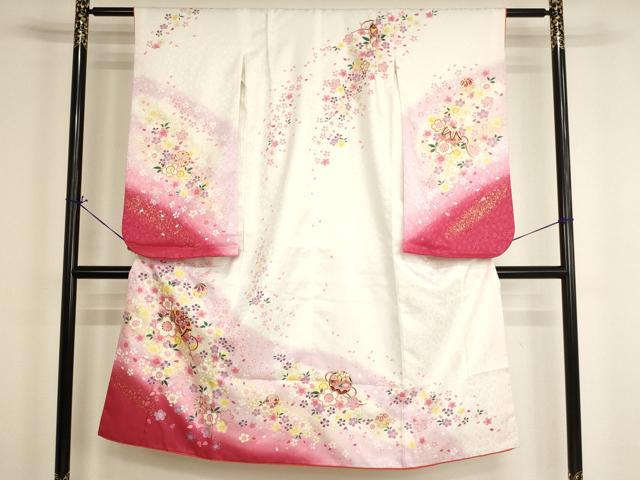 ■■■　サイズ　■■■ 【祝着】 身丈 132.5cm（肩から） 裄丈 53.5cm（肩上げ　1.5cm） 袖丈 75cm　縫込み 2.5cm 袖幅 31cm 前幅 18.5cm 後幅 26cm 着物縫いこみ 内揚げ 0cm （腰上げ　0cm） 裄 お袖側 約2.5cm　身頃側 約1.5cm ■■■　商品詳細　■■■ 着物【化繊】の状態は接写画像のように左袖後ろ・右袖前に薄い汚れ、上前・衿に汚れがございますが その他特に目立ったシミ汚れなどもなく大変良い状態です。 お安く出品致しますので、是非この機会にいかがでしょうか？ ■■■　注意事項　■■■ ■モニター発色の具合により色合いが異なる場合がございます。 ■寸法は多少の誤差が生じる場合がございますのでご了承ください。 ■縫込みの長さが左右非対称の場合は短い部分を記載しております。 左右非対称であってもご返品・お値引き等の保証は出来かねますので、ご了承の上ご購入をお願い致します。 ■シミ等のチェックには注意を払っておりますが、見落としがある場合もございますし、個人の見解も様々ですので神経質な方のご購入はお控えください。 ■箪笥に入っておりました着物や帯なので畳みシワや匂いがあるものもございます。 ■お休みは基本的に土日祝となりますが、その他臨時でお休みする場合がございますのでご了承ください。 ■商品の発送は平日のみの発送となります。 ■夜間と土曜、日曜日はお問い合わせの回答が遅れる場合がございます。 ■当店では、お直し、紋入れ、お手入れ等は承っておりません。 ■生地の状態（ヤケ、経年劣化等）によってはサイズ直しが出来ない場合がございます。 その点もどうかご了承のうえ、ご購入をお願いいたします。 ■弊社で取り扱う商品は一点ものにつき、時期や在庫状況に応じて金額が変更となる場合がございます。 ■検針は行っておりません。予めご了承いただきますようお願いいたします。 ■【洗える着物】と記載のある商品におきましては、商品お届け後に洗濯を行ってしまってからのご返品にはご対応しかねます。 念の為、専門店でのお手入れをお願いいたします。 ■着物のサイズ目安は下記を参考ください↓ ＜女性着物＞　お端折り次第で＋5cm　−1cmが着用可能サイズ 　例）身丈170cmの場合、身長160cm〜175cm ＜男性着物＞　身丈＋約25cm〜27cm程が適応身長 　例）身丈155cmの場合、身長180〜182cm