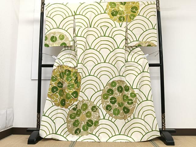 ■■■　サイズ　■■■ 身丈 165.5cm（肩から） 裄丈 66.5cm 袖丈 56.5cm　縫込み 7.5cm 袖幅 34cm 前幅 24.5cm 後幅 31cm 着物縫いこみ 内揚げ 1.5cm 裄 お袖側 約0cm　身頃側 約0cm ■■■　商品詳細　■■■ 【正絹】 状態は画像を添付しておりますので、そちらをご確認下さいますよう宜しくお願い致します。 大変上質な逸品になりますのでぜひお手入れをされてお召しになられてはいかがでしょうか。 お安く出品致しますので、是非この機会にいかがでしょうか？ ■■■　注意事項　■■■ ■モニター発色の具合により色合いが異なる場合がございます。 ■寸法は多少の誤差が生じる場合がございますのでご了承ください。 ■縫込みの長さが左右非対称の場合は短い部分を記載しております。 左右非対称であってもご返品・お値引き等の保証は出来かねますので、ご了承の上ご購入をお願い致します。 ■シミ等のチェックには注意を払っておりますが、見落としがある場合もございますし、個人の見解も様々ですので神経質な方のご購入はお控えください。 ■箪笥に入っておりました着物や帯なので畳みシワや匂いがあるものもございます。 ■お休みは基本的に土日祝となりますが、その他臨時でお休みする場合がございますのでご了承ください。 ■商品の発送は平日のみの発送となります。 ■夜間と土曜、日曜日はお問い合わせの回答が遅れる場合がございます。 ■当店では、お直し、紋入れ、お手入れ等は承っておりません。 ■生地の状態（ヤケ、経年劣化等）によってはサイズ直しが出来ない場合がございます。 その点もどうかご了承のうえ、ご購入をお願いいたします。 ■弊社で取り扱う商品は一点ものにつき、時期や在庫状況に応じて金額が変更となる場合がございます。 ■検針は行っておりません。予めご了承いただきますようお願いいたします。 ■【洗える着物】と記載のある商品におきましては、商品お届け後に洗濯を行ってしまってからのご返品にはご対応しかねます。 念の為、専門店でのお手入れをお願いいたします。 ■着物のサイズ目安は下記を参考ください↓ ＜女性着物＞　お端折り次第で＋5cm　−1cmが着用可能サイズ 　例）身丈170cmの場合、身長160cm〜175cm ＜男性着物＞　身丈＋約25cm〜27cm程が適応身長 　例）身丈155cmの場合、身長180〜182cm