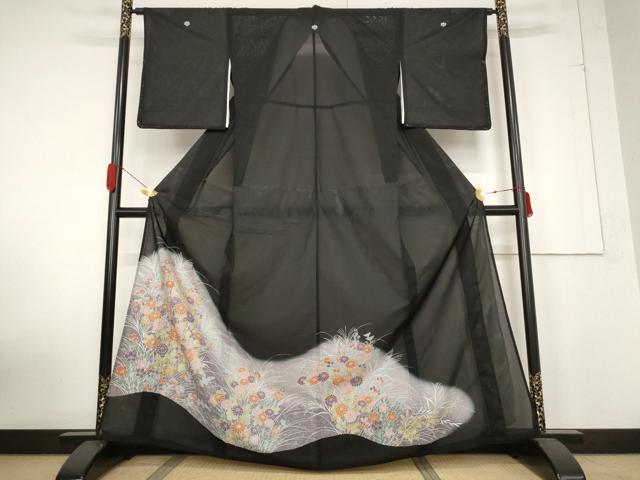 ■■■　サイズ　■■■ 身丈 163cm（肩から） 裄丈 64cm 袖丈 49cm　縫込み 5.5cm 袖幅 31.5cm 前幅 25cm 後幅 30.5cm 着物縫いこみ 内揚げ 0cm 裄 お袖側 約1cm　身頃側 約1cm ■■■　商品詳細　■■■ 【化繊・五つ紋・比翼仕立て・未使用】 状態は特に目立ったシミ汚れなどもなく大変良い状態です。 お安く出品致しますので、是非この機会にいかがでしょうか？ ■■■　注意事項　■■■ ■モニター発色の具合により色合いが異なる場合がございます。 ■寸法は多少の誤差が生じる場合がございますのでご了承ください。 ■縫込みの長さが左右非対称の場合は短い部分を記載しております。 左右非対称であってもご返品・お値引き等の保証は出来かねますので、ご了承の上ご購入をお願い致します。 ■シミ等のチェックには注意を払っておりますが、見落としがある場合もございますし、個人の見解も様々ですので神経質な方のご購入はお控えください。 ■箪笥に入っておりました着物や帯なので畳みシワや匂いがあるものもございます。 ■お休みは基本的に土日祝となりますが、その他臨時でお休みする場合がございますのでご了承ください。 ■商品の発送は平日のみの発送となります。 ■夜間と土曜、日曜日はお問い合わせの回答が遅れる場合がございます。 ■当店では、お直し、紋入れ、お手入れ等は承っておりません。 ■生地の状態（ヤケ、経年劣化等）によってはサイズ直しが出来ない場合がございます。 その点もどうかご了承のうえ、ご購入をお願いいたします。 ■弊社で取り扱う商品は一点ものにつき、時期や在庫状況に応じて金額が変更となる場合がございます。 ■検針は行っておりません。予めご了承いただきますようお願いいたします。 ■【洗える着物】と記載のある商品におきましては、商品お届け後に洗濯を行ってしまってからのご返品にはご対応しかねます。 念の為、専門店でのお手入れをお願いいたします。 ■写真に写っている物が全てになります。それ以外の付属品はございませんのでご了承ください。 ■状態に関する写真につきましては、掲載可能な写真枚数に限りがあるため、各箇所につき1枚参考画像を掲載しております。 ■着物のサイズ目安は下記を参考ください↓ ＜女性着物＞　お端折り次第で＋5cm　－1cmが着用可能サイズ 　例）身丈170cmの場合、身長160cm～175cm ＜男性着物＞　身丈＋約25cm～27cm程が適応身長 　例）身丈155cmの場合、身長180～182cm