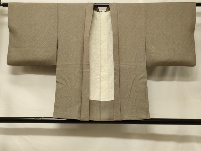 ■■■　サイズ　■■■ 身丈 76cm（肩から） 裄丈 63cm 袖丈 42.5cm　縫込み 3cm 袖幅 33cm 前幅 16.5cm 後幅 27.5cm 裄 お袖側 約1cm　身頃側 約1.5cm ■■■　商品詳細　■■■ 【正絹】 状態は接写画像のように左袖前・羽裏に薄い汚れがございますが その他特に目立ったシミ汚れなどもなく大変良い状態です。 大変上質な逸品になります。 お安く出品致しますので、是非この機会にいかがでしょうか？ ■■■　注意事項　■■■ ■モニター発色の具合により色合いが異なる場合がございます。 ■寸法は多少の誤差が生じる場合がございますのでご了承ください。 ■縫込みの長さが左右非対称の場合は短い部分を記載しております。 左右非対称であってもご返品・お値引き等の保証は出来かねますので、ご了承の上ご購入をお願い致します。 ■シミ等のチェックには注意を払っておりますが、見落としがある場合もございますし、個人の見解も様々ですので神経質な方のご購入はお控えください。 ■箪笥に入っておりました着物や帯なので畳みシワや匂いがあるものもございます。 ■お休みは基本的に土日祝となりますが、その他臨時でお休みする場合がございますのでご了承ください。 ■商品の発送は平日のみの発送となります。 ■夜間と土曜、日曜日はお問い合わせの回答が遅れる場合がございます。 ■当店では、お直し、紋入れ、お手入れ等は承っておりません。 ■生地の状態（ヤケ、経年劣化等）によってはサイズ直しが出来ない場合がございます。 その点もどうかご了承のうえ、ご購入をお願いいたします。 ■弊社で取り扱う商品は一点ものにつき、時期や在庫状況に応じて金額が変更となる場合がございます。 ■検針は行っておりません。予めご了承いただきますようお願いいたします。 ■【洗える着物】と記載のある商品におきましては、商品お届け後に洗濯を行ってしまってからのご返品にはご対応しかねます。 念の為、専門店でのお手入れをお願いいたします。 ■写真に写っている物が全てになります。それ以外の付属品はございませんのでご了承ください。 ■着物のサイズ目安は下記を参考ください↓ ＜女性着物＞　お端折り次第で＋5cm　－1cmが着用可能サイズ 　例）身丈170cmの場合、身長160cm～175cm ＜男性着物＞　身丈＋約25cm～27cm程が適応身長 　例）身丈155cmの場合、身長180～182cm