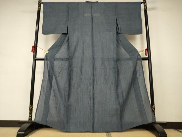 ■■■　サイズ　■■■ 身丈 162cm（肩から） 裄丈 65cm 袖丈 46.5cm　縫込み 5.5cm 袖幅 33.5cm 前幅 25cm 後幅 31cm 着物縫いこみ 内揚げ 0cm 裄 お袖側 約3cm　身頃側 約3.5cm ■■■　商品詳細　■■■ 【麻】 状態は接写画像のように衿裏・肩当て・胴裏・衿山に薄い汚れがございますが その他特に目立ったシミ汚れなどもなく大変良い状態です。 大変上質な逸品になります。 お安く出品致しますので、是非この機会にいかがでしょうか？ ■■■　注意事項　■■■ ■モニター発色の具合により色合いが異なる場合がございます。 ■寸法は多少の誤差が生じる場合がございますのでご了承ください。 ■縫込みの長さが左右非対称の場合は短い部分を記載しております。 左右非対称であってもご返品・お値引き等の保証は出来かねますので、ご了承の上ご購入をお願い致します。 ■シミ等のチェックには注意を払っておりますが、見落としがある場合もございますし、個人の見解も様々ですので神経質な方のご購入はお控えください。 ■箪笥に入っておりました着物や帯なので畳みシワや匂いがあるものもございます。 ■お休みは基本的に土日祝となりますが、その他臨時でお休みする場合がございますのでご了承ください。 ■商品の発送は平日のみの発送となります。 ■夜間と土曜、日曜日はお問い合わせの回答が遅れる場合がございます。 ■当店では、お直し、紋入れ、お手入れ等は承っておりません。 ■生地の状態（ヤケ、経年劣化等）によってはサイズ直しが出来ない場合がございます。 その点もどうかご了承のうえ、ご購入をお願いいたします。 ■弊社で取り扱う商品は一点ものにつき、時期や在庫状況に応じて金額が変更となる場合がございます。 ■検針は行っておりません。予めご了承いただきますようお願いいたします。 ■【洗える着物】と記載のある商品におきましては、商品お届け後に洗濯を行ってしまってからのご返品にはご対応しかねます。 念の為、専門店でのお手入れをお願いいたします。 ■着物のサイズ目安は下記を参考ください↓ ＜女性着物＞　お端折り次第で＋5cm　−1cmが着用可能サイズ 　例）身丈170cmの場合、身長160cm〜175cm ＜男性着物＞　身丈＋約25cm〜27cm程が適応身長 　例）身丈155cmの場合、身長180〜182cm