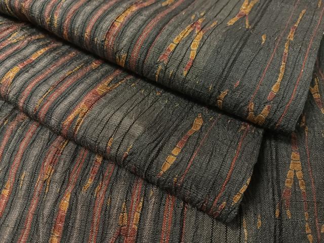 ■■■　サイズ　■■■ 身丈 165.5cm（肩から） 裄丈 66.5cm 袖丈 49cm　縫込み 5.5cm 袖幅 34cm 前幅 23cm 後幅 31cm 着物縫いこみ 内揚げ 6cm 裄 お袖側 約3.5cm　身頃側 約4cm ■■■　商品詳細　■■■ 【正絹】 状態は特に目立ったシミ汚れなどもなく大変良い状態です。 江戸時代からの伝統を代々受け継いでいる名門「吉澤織物」 七代目吉澤与市の大変上質な逸品になります。 大変上質な逸品になります。 お安く出品致しますので、是非この機会にいかがでしょうか？ ■■■　注意事項　■■■ ■モニター発色の具合により色合いが異なる場合がございます。 ■寸法は多少の誤差が生じる場合がございますのでご了承ください。 ■縫込みの長さが左右非対称の場合は短い部分を記載しております。 左右非対称であってもご返品・お値引き等の保証は出来かねますので、ご了承の上ご購入をお願い致します。 ■シミ等のチェックには注意を払っておりますが、見落としがある場合もございますし、個人の見解も様々ですので神経質な方のご購入はお控えください。 ■箪笥に入っておりました着物や帯なので畳みシワや匂いがあるものもございます。 ■お休みは基本的に土日祝となりますが、その他臨時でお休みする場合がございますのでご了承ください。 ■商品の発送は平日のみの発送となります。 ■夜間と土曜、日曜日はお問い合わせの回答が遅れる場合がございます。 ■当店では、お直し、紋入れ、お手入れ等は承っておりません。 ■生地の状態（ヤケ、経年劣化等）によってはサイズ直しが出来ない場合がございます。 その点もどうかご了承のうえ、ご購入をお願いいたします。 ■弊社で取り扱う商品は一点ものにつき、時期や在庫状況に応じて金額が変更となる場合がございます。 ■検針は行っておりません。予めご了承いただきますようお願いいたします。 ■【洗える着物】と記載のある商品におきましては、商品お届け後に洗濯を行ってしまってからのご返品にはご対応しかねます。 念の為、専門店でのお手入れをお願いいたします。 ■着物のサイズ目安は下記を参考ください↓ ＜女性着物＞　お端折り次第で＋5cm　−1cmが着用可能サイズ 　例）身丈170cmの場合、身長160cm〜175cm ＜男性着物＞　身丈＋約25cm〜27cm程が適応身長 　例）身丈155cmの場合、身長180〜182cm