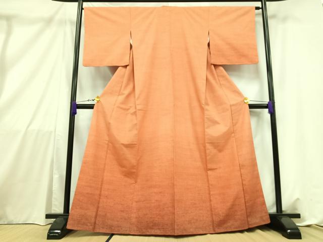 ■■■　サイズ　■■■ 身丈 164cm（肩から） 裄丈 66cm 袖丈 49cm　縫込み 6.5cm 袖幅 34cm 前幅 23cm 後幅 28.5cm 着物縫いこみ 内揚げ 0cm 裄 お袖側 約2cm　身頃側 約3.5cm ■■■　商品詳細　■■■ 【正絹】 状態は画像を添付しておりますので、そちらをご確認下さいますよう宜しくお願い致します。 大変上質な逸品になります。 お安く出品致しますので、是非この機会にいかがでしょうか？ ■■■　注意事項　■■■ ■モニター発色の具合により色合いが異なる場合がございます。 ■寸法は多少の誤差が生じる場合がございますのでご了承ください。 ■縫込みの長さが左右非対称の場合は短い部分を記載しております。 左右非対称であってもご返品・お値引き等の保証は出来かねますので、ご了承の上ご購入をお願い致します。 ■シミ等のチェックには注意を払っておりますが、見落としがある場合もございますし、個人の見解も様々ですので神経質な方のご購入はお控えください。 ■箪笥に入っておりました着物や帯なので畳みシワや匂いがあるものもございます。 ■お休みは基本的に土日祝となりますが、その他臨時でお休みする場合がございますのでご了承ください。 ■商品の発送は平日のみの発送となります。 ■夜間と土曜、日曜日はお問い合わせの回答が遅れる場合がございます。 ■当店では、お直し、紋入れ、お手入れ等は承っておりません。 ■生地の状態（ヤケ、経年劣化等）によってはサイズ直しが出来ない場合がございます。 その点もどうかご了承のうえ、ご購入をお願いいたします。 ■弊社で取り扱う商品は一点ものにつき、時期や在庫状況に応じて金額が変更となる場合がございます。 ■検針は行っておりません。予めご了承いただきますようお願いいたします。 ■【洗える着物】と記載のある商品におきましては、商品お届け後に洗濯を行ってしまってからのご返品にはご対応しかねます。 念の為、専門店でのお手入れをお願いいたします。 ■着物のサイズ目安は下記を参考ください↓ ＜女性着物＞　お端折り次第で＋5cm　−1cmが着用可能サイズ 　例）身丈170cmの場合、身長160cm〜175cm ＜男性着物＞　身丈＋約25cm〜27cm程が適応身長 　例）身丈155cmの場合、身長180〜182cm
