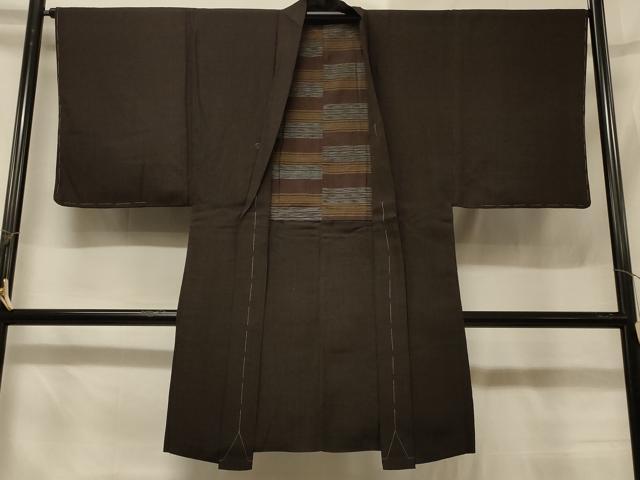 ■■■　サイズ　■■■ 身丈 106cm（肩から） 裄丈 65.5cm 袖丈 51cm　縫込み 5cm 袖幅 33cm 前幅 18cm 後幅 30.5cm 裄 お袖側 約2cm　身頃側 約0cm ■■■　商品詳細　■■■ 【正絹・未使用】 状態は接写画像のように後身頃・返しに薄い汚れがございますが、 その他特に目立ったシミ汚れなどもなく大変良い状態です。 大変上質な逸品になります。 お安く出品致しますので、是非この機会にいかがでしょうか？ ■■■　注意事項　■■■ ■モニター発色の具合により色合いが異なる場合がございます。 ■寸法は多少の誤差が生じる場合がございますのでご了承ください。 ■縫込みの長さが左右非対称の場合は短い部分を記載しております。 左右非対称であってもご返品・お値引き等の保証は出来かねますので、ご了承の上ご購入をお願い致します。 ■シミ等のチェックには注意を払っておりますが、見落としがある場合もございますし、個人の見解も様々ですので神経質な方のご購入はお控えください。 ■箪笥に入っておりました着物や帯なので畳みシワや匂いがあるものもございます。 ■お休みは基本的に土日祝となりますが、その他臨時でお休みする場合がございますのでご了承ください。 ■商品の発送は平日のみの発送となります。 ■夜間と土曜、日曜日はお問い合わせの回答が遅れる場合がございます。 ■当店では、お直し、紋入れ、お手入れ等は承っておりません。 ■生地の状態（ヤケ、経年劣化等）によってはサイズ直しが出来ない場合がございます。 その点もどうかご了承のうえ、ご購入をお願いいたします。 ■弊社で取り扱う商品は一点ものにつき、時期や在庫状況に応じて金額が変更となる場合がございます。 ■検針は行っておりません。予めご了承いただきますようお願いいたします。 ■【洗える着物】と記載のある商品におきましては、商品お届け後に洗濯を行ってしまってからのご返品にはご対応しかねます。 念の為、専門店でのお手入れをお願いいたします。 ■着物のサイズ目安は下記を参考ください↓ ＜女性着物＞　お端折り次第で＋5cm　−1cmが着用可能サイズ 　例）身丈170cmの場合、身長160cm〜175cm ＜男性着物＞　身丈＋約25cm〜27cm程が適応身長 　例）身丈155cmの場合、身長180〜182cm