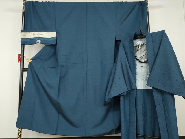 ■■■　サイズ　■■■ 【着物】 身丈 150cm（肩から） 裄丈 75.5cm 袖丈 49cm　縫込み 5.5cm 袖幅 38cm 前幅 26.5cm 後幅 30.5cm 着物縫いこみ 内揚げ 8.5cm 裄 お袖側 約1cm　身頃側 約1cm 【羽織】 身丈 101cm（肩から） 裄丈 76cm 袖丈 49.5cm　縫込み 2cm 袖幅 39cm 前幅 21.5cm 後幅 30.5cm 裄 お袖側 約0cm　身頃側 約1.5cm ■■■　商品詳細　■■■ 【正絹】 状態は特に目立ったシミ汚れなどもなく大変良い状態です。 大変上質な逸品になります。 お安く出品致しますので、是非この機会にいかがでしょうか？ ■■■　注意事項　■■■ ■モニター発色の具合により色合いが異なる場合がございます。 ■寸法は多少の誤差が生じる場合がございますのでご了承ください。 ■縫込みの長さが左右非対称の場合は短い部分を記載しております。 左右非対称であってもご返品・お値引き等の保証は出来かねますので、ご了承の上ご購入をお願い致します。 ■シミ等のチェックには注意を払っておりますが、見落としがある場合もございますし、個人の見解も様々ですので神経質な方のご購入はお控えください。 ■箪笥に入っておりました着物や帯なので畳みシワや匂いがあるものもございます。 ■お休みは基本的に土日祝となりますが、その他臨時でお休みする場合がございますのでご了承ください。 ■商品の発送は平日のみの発送となります。 ■夜間と土曜、日曜日はお問い合わせの回答が遅れる場合がございます。 ■当店では、お直し、紋入れ、お手入れ等は承っておりません。 ■生地の状態（ヤケ、経年劣化等）によってはサイズ直しが出来ない場合がございます。 その点もどうかご了承のうえ、ご購入をお願いいたします。 ■弊社で取り扱う商品は一点ものにつき、時期や在庫状況に応じて金額が変更となる場合がございます。 ■検針は行っておりません。予めご了承いただきますようお願いいたします。 ■【洗える着物】と記載のある商品におきましては、商品お届け後に洗濯を行ってしまってからのご返品にはご対応しかねます。 念の為、専門店でのお手入れをお願いいたします。 ■着物のサイズ目安は下記を参考ください↓ ＜女性着物＞　お端折り次第で＋5cm　−1cmが着用可能サイズ 　例）身丈170cmの場合、身長160cm〜175cm ＜男性着物＞　身丈＋約25cm〜27cm程が適応身長 　例）身丈155cmの場合、身長180〜182cm