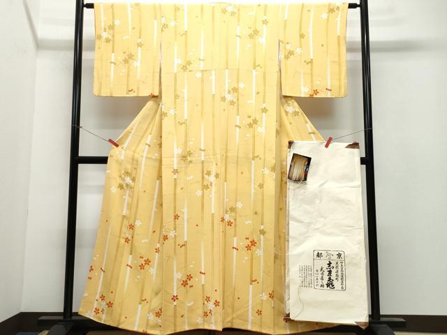 ■■■　サイズ　■■■ 身丈 156cm（肩から） 裄丈 61.5cm 袖丈 47cm　縫込み 4.5cm 袖幅 32cm 前幅 25cm 後幅 29cm 着物縫いこみ 内揚げ 4.5cm 裄 お袖側 約2cm　身頃側 約2.5cm ■■■　商品詳細　■■■ 【正絹】 状態は接写画像のように表地所々・衿山に薄い汚れがございます。 創業200年以上の歴史を持つ老舗【志ま亀】 その長い歴史の中で試行錯誤しながらたゆまぬ努力を続け、 現在も伝統ある古典きものを取り扱っています。 本格的な品ぞろえも人気で、多くの著名人の顧客や 「婦人画報」や「美しいキモノ」などの雑誌にも多々取り上げられるなど、 市場での人気もたいへん高くなっております。 大変上質な逸品になりますのでぜひお手入れをされてお召しになられてはいかがでしょうか。 お安く出品致しますので、是非この機会にいかがでしょうか？ ■■■　注意事項　■■■ ■モニター発色の具合により色合いが異なる場合がございます。 ■寸法は多少の誤差が生じる場合がございますのでご了承ください。 ■シミ等のチェックには注意を払っておりますが、見落としがある場合もございますし、個人の見解も様々ですので神経質な方のご購入はお控えください。 ■箪笥に入っておりました着物や帯なので畳みシワや匂いがあるものもございます。 ■お休みは基本的に土日祝となりますが、その他臨時でお休みする場合がございますのでご了承ください。 ■商品の発送は平日のみの発送となります。 ■夜間と土曜、日曜日はお問い合わせの回答が遅れる場合がございます。 ■当店では、お直し、紋入れ、お手入れ等は承っておりません。 ■生地の状態（ヤケ、経年劣化等）によってはサイズ直しが出来ない場合がございます。 その点もどうかご了承のうえ、ご購入をお願いいたします。 ■着物のサイズ目安は下記を参考ください↓ ＜女性着物＞　身長-10cm+5cmが着用可能サイズ(お端折り次第) 　例）身長160cmの方→着物身丈150cm〜165cm ＜男性着物＞　身長-27cm ±5cmが着用可能サイズ 　例）身長170cmの方→着物身丈138cm〜148cm