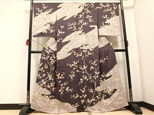 ■■■　サイズ　■■■ 身丈 163cm（肩から） 裄丈 66cm 袖丈 55cm　縫込み 3cm 袖幅 34cm 前幅 24cm 後幅 30cm 着物縫いこみ 内揚げ 2cm 裄 お袖側 約1cm　身頃側 約1cm ■■■　商品詳細　■■■ 【正絹・一つ紋】 状態は特に目立ったシミ汚れなどもなく大変良い状態です。 大変上質な逸品になります。 お安く出品致しますので、是非この機会にいかがでしょうか？ ■■■　注意事項　■■■ ■モニター発色の具合により色合いが異なる場合がございます。 ■寸法は多少の誤差が生じる場合がございますのでご了承ください。 ■縫込みの長さが左右非対称の場合は短い部分を記載しております。 左右非対称であってもご返品・お値引き等の保証は出来かねますので、ご了承の上ご購入をお願い致します。 ■シミ等のチェックには注意を払っておりますが、見落としがある場合もございますし、個人の見解も様々ですので神経質な方のご購入はお控えください。 ■箪笥に入っておりました着物や帯なので畳みシワや匂いがあるものもございます。 ■お休みは基本的に土日祝となりますが、その他臨時でお休みする場合がございますのでご了承ください。 ■商品の発送は平日のみの発送となります。 ■夜間と土曜、日曜日はお問い合わせの回答が遅れる場合がございます。 ■当店では、お直し、紋入れ、お手入れ等は承っておりません。 ■生地の状態（ヤケ、経年劣化等）によってはサイズ直しが出来ない場合がございます。 その点もどうかご了承のうえ、ご購入をお願いいたします。 ■弊社で取り扱う商品は一点ものにつき、時期や在庫状況に応じて金額が変更となる場合がございます。 ■検針は行っておりません。予めご了承いただきますようお願いいたします。 ■【洗える着物】と記載のある商品におきましては、商品お届け後に洗濯を行ってしまってからのご返品にはご対応しかねます。 念の為、専門店でのお手入れをお願いいたします。 ■着物のサイズ目安は下記を参考ください↓ ＜女性着物＞　お端折り次第で＋5?　−10?が着用可能サイズ 　例）身丈170?の場合、身長160?〜175? ＜男性着物＞　身丈＋約25?〜27?程が適応身長 　例）身丈155?の場合、身長180〜182?