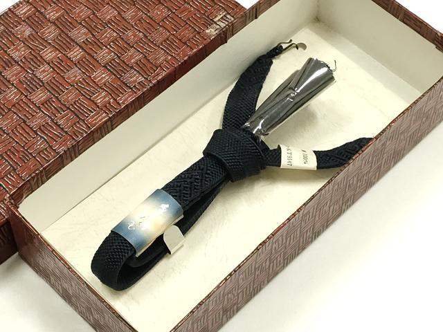 ■■■　商品詳細　■■■ 【正絹・未使用】 状態は特に目立ったシミ汚れなどもなく大変良い状態です。 大変上質な逸品になります。 お安く出品致しますので、是非この機会にいかがでしょうか？ ■■■　注意事項　■■■ ■モニター発色の具合により色合いが異なる場合がございます。 ■寸法は多少の誤差が生じる場合がございますのでご了承ください。 ■縫込みの長さが左右非対称の場合は短い部分を記載しております。 左右非対称であってもご返品・お値引き等の保証は出来かねますので、ご了承の上ご購入をお願い致します。 ■シミ等のチェックには注意を払っておりますが、見落としがある場合もございますし、個人の見解も様々ですので神経質な方のご購入はお控えください。 ■箪笥に入っておりました着物や帯なので畳みシワや匂いがあるものもございます。 ■お休みは基本的に土日祝となりますが、その他臨時でお休みする場合がございますのでご了承ください。 ■商品の発送は平日のみの発送となります。 ■夜間と土曜、日曜日はお問い合わせの回答が遅れる場合がございます。 ■当店では、お直し、紋入れ、お手入れ等は承っておりません。 ■生地の状態（ヤケ、経年劣化等）によってはサイズ直しが出来ない場合がございます。 その点もどうかご了承のうえ、ご購入をお願いいたします。 ■弊社で取り扱う商品は一点ものにつき、時期や在庫状況に応じて金額が変更となる場合がございます。 ■検針は行っておりません。予めご了承いただきますようお願いいたします。 ■【洗える着物】と記載のある商品におきましては、商品お届け後に洗濯を行ってしまってからのご返品にはご対応しかねます。 念の為、専門店でのお手入れをお願いいたします。 ■写真に写っている物が全てになります。それ以外の付属品はございませんのでご了承ください。 ■状態に関する写真につきましては、掲載可能な写真枚数に限りがあるため、各箇所につき1枚参考画像を掲載しております。 ■着物のサイズ目安は下記を参考ください↓ ＜女性着物＞　お端折り次第で＋5cm　－1cmが着用可能サイズ 　例）身丈170cmの場合、身長160cm～175cm ＜男性着物＞　身丈＋約25cm～27cm程が適応身長 　例）身丈155cmの場合、身長180～182cm
