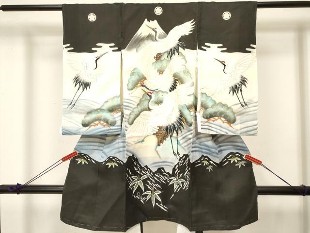 ■■■　サイズ　■■■ 【産着】 身丈 94cm（肩から） 裄丈 40.5cm 袖丈 56.5cm ■■■　商品詳細　■■■ 産着【着物：正絹・襦袢：化繊・五つ紋】の 状態は接写画像のように着物表地所々・紐部分・ 襦袢表地に薄い汚れがございます。 大変上質な逸品になりますので ぜひお手入れをされてお召しになられてはいかがでしょうか。 お安く出品致しますので、是非この機会にいかがでしょうか？ ■■■　注意事項　■■■ ■モニター発色の具合により色合いが異なる場合がございます。 ■寸法は多少の誤差が生じる場合がございますのでご了承ください。 ■縫込みの長さが左右非対称の場合は短い部分を記載しております。 左右非対称であってもご返品・お値引き等の保証は出来かねますので、ご了承の上ご購入をお願い致します。 ■シミ等のチェックには注意を払っておりますが、見落としがある場合もございますし、個人の見解も様々ですので神経質な方のご購入はお控えください。 ■箪笥に入っておりました着物や帯なので畳みシワや匂いがあるものもございます。 ■お休みは基本的に土日祝となりますが、その他臨時でお休みする場合がございますのでご了承ください。 ■商品の発送は平日のみの発送となります。 ■夜間と土曜、日曜日はお問い合わせの回答が遅れる場合がございます。 ■当店では、お直し、紋入れ、お手入れ等は承っておりません。 ■生地の状態（ヤケ、経年劣化等）によってはサイズ直しが出来ない場合がございます。 その点もどうかご了承のうえ、ご購入をお願いいたします。 ■弊社で取り扱う商品は一点ものにつき、時期や在庫状況に応じて金額が変更となる場合がございます。 ■検針は行っておりません。予めご了承いただきますようお願いいたします。 ■【洗える着物】と記載のある商品におきましては、商品お届け後に洗濯を行ってしまってからのご返品にはご対応しかねます。 念の為、専門店でのお手入れをお願いいたします。 ■着物のサイズ目安は下記を参考ください↓ ＜女性着物＞　お端折り次第で＋5cm　−1cmが着用可能サイズ 　例）身丈170cmの場合、身長160cm〜175cm ＜男性着物＞　身丈＋約25cm〜27cm程が適応身長 　例）身丈155cmの場合、身長180〜182cm