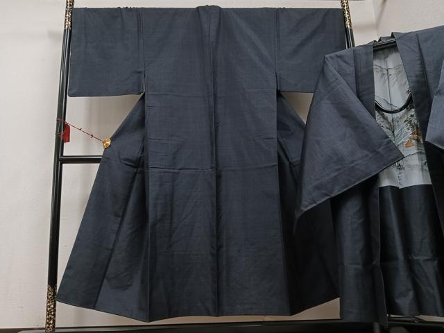 ■■■　サイズ　■■■ 【着物】 身丈 145.5cm（肩から） 裄丈 70cm 袖丈 47.5cm　縫込み 3cm 袖幅 36cm 前幅 26.5cm 後幅 30.5cm 着物縫いこみ 内揚げ 3cm 裄 お袖側 約1cm　身頃側 約2cm 【羽織】 身丈 92.5cm（肩から） 裄丈 71cm 袖丈 48.5cm　縫込み 2.5cm 袖幅 36.5cm 前幅 21cm 後幅 30.5cm 裄 お袖側 約1cm　身頃側 約2cm ■■■　商品詳細　■■■ 【正絹】 状態は特に目立ったシミ汚れなどもなく大変良い状態です。 大変上質な逸品になります。 お安く出品致しますので、是非この機会にいかがでしょうか？ ■■■　注意事項　■■■ ■モニター発色の具合により色合いが異なる場合がございます。 ■寸法は多少の誤差が生じる場合がございますのでご了承ください。 ■縫込みの長さが左右非対称の場合は短い部分を記載しております。 左右非対称であってもご返品・お値引き等の保証は出来かねますので、ご了承の上ご購入をお願い致します。 ■シミ等のチェックには注意を払っておりますが、見落としがある場合もございますし、個人の見解も様々ですので神経質な方のご購入はお控えください。 ■箪笥に入っておりました着物や帯なので畳みシワや匂いがあるものもございます。 ■お休みは基本的に土日祝となりますが、その他臨時でお休みする場合がございますのでご了承ください。 ■商品の発送は平日のみの発送となります。 ■夜間と土曜、日曜日はお問い合わせの回答が遅れる場合がございます。 ■当店では、お直し、紋入れ、お手入れ等は承っておりません。 ■生地の状態（ヤケ、経年劣化等）によってはサイズ直しが出来ない場合がございます。 その点もどうかご了承のうえ、ご購入をお願いいたします。 ■弊社で取り扱う商品は一点ものにつき、時期や在庫状況に応じて金額が変更となる場合がございます。 ■検針は行っておりません。予めご了承いただきますようお願いいたします。 ■【洗える着物】と記載のある商品におきましては、商品お届け後に洗濯を行ってしまってからのご返品にはご対応しかねます。 念の為、専門店でのお手入れをお願いいたします。 ■着物のサイズ目安は下記を参考ください↓ ＜女性着物＞　お端折り次第で＋5cm　−1cmが着用可能サイズ 　例）身丈170cmの場合、身長160cm〜175cm ＜男性着物＞　身丈＋約25cm〜27cm程が適応身長 　例）身丈155cmの場合、身長180〜182cm