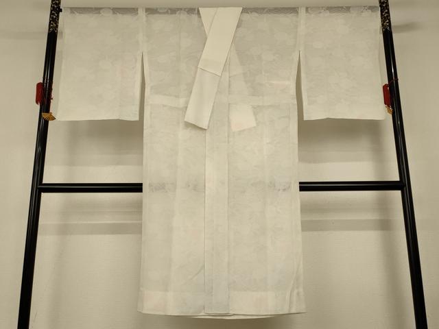 ■■■　サイズ　■■■ 身丈 123cm（肩から） 裄丈 67cm 袖丈 51.5cm　縫込み 6cm 袖幅 33.5cm 前幅 28.5cm 後幅 31cm 着物縫いこみ 内揚げ 3.5cm 裄 お袖側 約2cm　身頃側 約1cm ■■■　商品詳細　■■■ 【正絹】 状態は接写画像のように後身頃・衿裏・衿山・胴裏に薄い汚れがございますが その他特に目立ったシミ汚れなどもなく大変良い状態です。 大変上質な逸品になります。 お安く出品致しますので、是非この機会にいかがでしょうか？ ■■■　注意事項　■■■ ■モニター発色の具合により色合いが異なる場合がございます。 ■寸法は多少の誤差が生じる場合がございますのでご了承ください。 ■縫込みの長さが左右非対称の場合は短い部分を記載しております。 左右非対称であってもご返品・お値引き等の保証は出来かねますので、ご了承の上ご購入をお願い致します。 ■シミ等のチェックには注意を払っておりますが、見落としがある場合もございますし、個人の見解も様々ですので神経質な方のご購入はお控えください。 ■箪笥に入っておりました着物や帯なので畳みシワや匂いがあるものもございます。 ■お休みは基本的に土日祝となりますが、その他臨時でお休みする場合がございますのでご了承ください。 ■商品の発送は平日のみの発送となります。 ■夜間と土曜、日曜日はお問い合わせの回答が遅れる場合がございます。 ■当店では、お直し、紋入れ、お手入れ等は承っておりません。 ■生地の状態（ヤケ、経年劣化等）によってはサイズ直しが出来ない場合がございます。 その点もどうかご了承のうえ、ご購入をお願いいたします。 ■弊社で取り扱う商品は一点ものにつき、時期や在庫状況に応じて金額が変更となる場合がございます。 ■検針は行っておりません。予めご了承いただきますようお願いいたします。 ■【洗える着物】と記載のある商品におきましては、商品お届け後に洗濯を行ってしまってからのご返品にはご対応しかねます。 念の為、専門店でのお手入れをお願いいたします。 ■着物のサイズ目安は下記を参考ください↓ ＜女性着物＞　お端折り次第で＋5cm　−1cmが着用可能サイズ 　例）身丈170cmの場合、身長160cm〜175cm ＜男性着物＞　身丈＋約25cm〜27cm程が適応身長 　例）身丈155cmの場合、身長180〜182cm