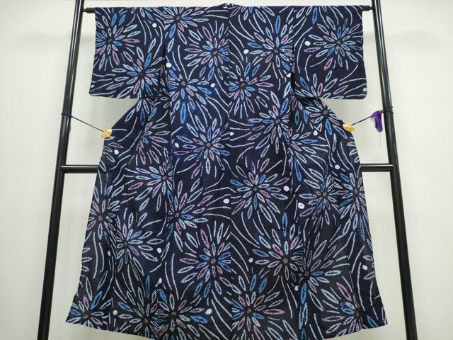 ■■■　サイズ　■■■ 身丈 151cm（肩から） 裄丈 65cm 袖丈 48cm　縫込み 2.5cm 袖幅 34cm 前幅 23cm 後幅 29cm 着物縫いこみ 内揚げ 0cm 裄 お袖側 約0cm　身頃側 約1cm ■■■　商品詳細　■■■ 【綿】 状態は特に目立ったシミ汚れなどもなく大変良い状態です。 人気の高い“有松鳴海絞り”の浴衣でございます。 “鳴海絞り”ならではの表情を生み出す立体感と 淡いぼかしで息を吹き込まれ、 今にも動き出しそうな迫力を放っております。 夏祭りや花火大会、これから増えるイベントに連れ立って、 より夏をお楽しみ下さいませ。 大変上質な逸品になります。 お安く出品致しますので、是非この機会にいかがでしょうか？ ■■■　注意事項　■■■ ■モニター発色の具合により色合いが異なる場合がございます。 ■寸法は多少の誤差が生じる場合がございますのでご了承ください。 ■シミ等のチェックには注意を払っておりますが、見落としがある場合もございますし、個人の見解も様々ですので神経質な方のご購入はお控えください。 ■箪笥に入っておりました着物や帯なので畳みシワや匂いがあるものもございます。 ■お休みは基本的に土日祝となりますが、その他臨時でお休みする場合がございますのでご了承ください。 ■商品の発送は平日のみの発送となります。 ■夜間と土曜、日曜日はお問い合わせの回答が遅れる場合がございます。 ■当店では、お直し、紋入れ、お手入れ等は承っておりません。 ■生地の状態（ヤケ、経年劣化等）によってはサイズ直しが出来ない場合がございます。 その点もどうかご了承のうえ、ご購入をお願いいたします。 ■着物のサイズ目安は下記を参考ください↓ ＜女性着物＞　身長-10cm+5cmが着用可能サイズ(お端折り次第) 　例）身長160cmの方→着物身丈150cm〜165cm ＜男性着物＞　身長-27cm ±5cmが着用可能サイズ 　例）身長170cmの方→着物身丈138cm〜148cm