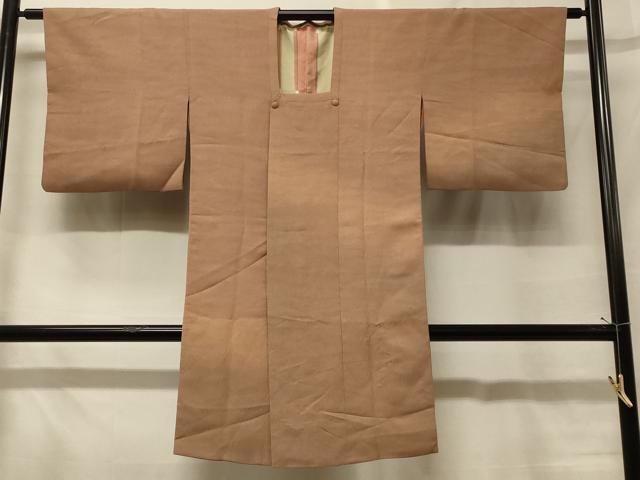 ■■■　サイズ　■■■ 身丈 103cm（肩から） 裄丈 63.5cm 袖丈 44.5cm　縫込み 6cm 袖幅 33cm 前幅 19.5cm 後幅 28.5cm 裄 お袖側 約4cm　身頃側 約5cm ■■■　商品詳細　■■■ 【正絹】 状態は接写画像のように羽裏に薄い汚れがございますが その他特に目立ったシミ汚れなどもなく大変良い状態です。 大変上質な逸品になります。 お安く出品致しますので、是非この機会にいかがでしょうか？ ■■■　注意事項　■■■ ■モニター発色の具合により色合いが異なる場合がございます。 ■寸法は多少の誤差が生じる場合がございますのでご了承ください。 ■縫込みの長さが左右非対称の場合は短い部分を記載しております。 左右非対称であってもご返品・お値引き等の保証は出来かねますので、ご了承の上ご購入をお願い致します。 ■シミ等のチェックには注意を払っておりますが、見落としがある場合もございますし、個人の見解も様々ですので神経質な方のご購入はお控えください。 ■箪笥に入っておりました着物や帯なので畳みシワや匂いがあるものもございます。 ■お休みは基本的に土日祝となりますが、その他臨時でお休みする場合がございますのでご了承ください。 ■商品の発送は平日のみの発送となります。 ■夜間と土曜、日曜日はお問い合わせの回答が遅れる場合がございます。 ■当店では、お直し、紋入れ、お手入れ等は承っておりません。 ■生地の状態（ヤケ、経年劣化等）によってはサイズ直しが出来ない場合がございます。 その点もどうかご了承のうえ、ご購入をお願いいたします。 ■弊社で取り扱う商品は一点ものにつき、時期や在庫状況に応じて金額が変更となる場合がございます。 ■検針は行っておりません。予めご了承いただきますようお願いいたします。 ■【洗える着物】と記載のある商品におきましては、商品お届け後に洗濯を行ってしまってからのご返品にはご対応しかねます。 念の為、専門店でのお手入れをお願いいたします。 ■着物のサイズ目安は下記を参考ください↓ ＜女性着物＞　お端折り次第で＋5cm　−1cmが着用可能サイズ 　例）身丈170cmの場合、身長160cm〜175cm ＜男性着物＞　身丈＋約25cm〜27cm程が適応身長 　例）身丈155cmの場合、身長180〜182cm