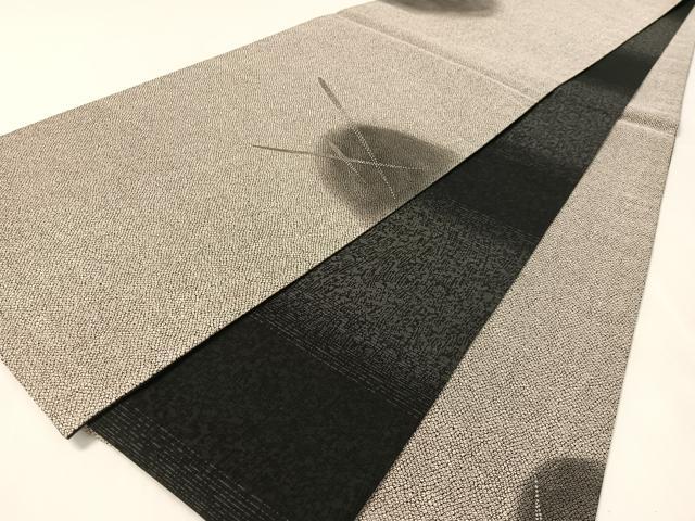■■■　サイズ　■■■ 長さ 460cm 幅 31cm程 ■■■　商品詳細　■■■ 【正絹・未使用】 状態は一度も締めておらず 特に目立ったシミ汚れなどもなく大変良い状態です。 大変上質な逸品になります。 お安く出品致しますので、是非この機会にいかがでしょうか？ ■■■　注意事項　■■■ ■モニター発色の具合により色合いが異なる場合がございます。 ■寸法は多少の誤差が生じる場合がございますのでご了承ください。 ■縫込みの長さが左右非対称の場合は短い部分を記載しております。 左右非対称であってもご返品・お値引き等の保証は出来かねますので、ご了承の上ご購入をお願い致します。 ■シミ等のチェックには注意を払っておりますが、見落としがある場合もございますし、個人の見解も様々ですので神経質な方のご購入はお控えください。 ■箪笥に入っておりました着物や帯なので畳みシワや匂いがあるものもございます。 ■お休みは基本的に土日祝となりますが、その他臨時でお休みする場合がございますのでご了承ください。 ■商品の発送は平日のみの発送となります。 ■夜間と土曜、日曜日はお問い合わせの回答が遅れる場合がございます。 ■当店では、お直し、紋入れ、お手入れ等は承っておりません。 ■生地の状態（ヤケ、経年劣化等）によってはサイズ直しが出来ない場合がございます。 その点もどうかご了承のうえ、ご購入をお願いいたします。 ■弊社で取り扱う商品は一点ものにつき、時期や在庫状況に応じて金額が変更となる場合がございます。 ■検針は行っておりません。予めご了承いただきますようお願いいたします。 ■【洗える着物】と記載のある商品におきましては、商品お届け後に洗濯を行ってしまってからのご返品にはご対応しかねます。 念の為、専門店でのお手入れをお願いいたします。 ■写真に写っている物が全てになります。それ以外の付属品はございませんのでご了承ください。 ■状態に関する写真につきましては、掲載可能な写真枚数に限りがあるため、各箇所につき1枚参考画像を掲載しております。 ■着物のサイズ目安は下記を参考ください↓ ＜女性着物＞　お端折り次第で＋5cm　－1cmが着用可能サイズ 　例）身丈170cmの場合、身長160cm～175cm ＜男性着物＞　身丈＋約25cm～27cm程が適応身長 　例）身丈155cmの場合、身長180～182cm