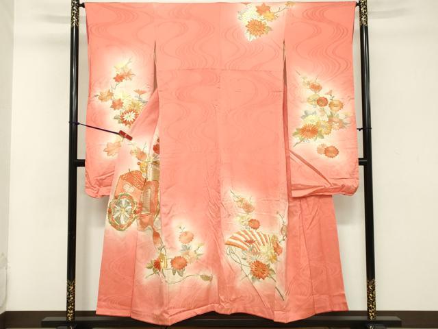 ■■■　サイズ　■■■ 身丈 151cm（肩から） 裄丈 65cm 袖丈 96cm　縫込み 5cm 袖幅 33cm 前幅 23cm 後幅 30cm 着物縫いこみ 内揚げ 9cm 裄 お袖側 約3.5cm　身頃側 約2cm ■■■　商品詳細　■■■ 【正絹】 状態は画像を添付しておりますので、そちらをご確認下さいますよう宜しくお願い致します。 大変上質な逸品になりますのでぜひお手入れをされてお召しになられてはいかがでしょうか。 お安く出品致しますので、是非この機会にいかがでしょうか？ ■■■　注意事項　■■■ ■モニター発色の具合により色合いが異なる場合がございます。 ■寸法は多少の誤差が生じる場合がございますのでご了承ください。 ■縫込みの長さが左右非対称の場合は短い部分を記載しております。 左右非対称であってもご返品・お値引き等の保証は出来かねますので、ご了承の上ご購入をお願い致します。 ■シミ等のチェックには注意を払っておりますが、見落としがある場合もございますし、個人の見解も様々ですので神経質な方のご購入はお控えください。 ■箪笥に入っておりました着物や帯なので畳みシワや匂いがあるものもございます。 ■お休みは基本的に土日祝となりますが、その他臨時でお休みする場合がございますのでご了承ください。 ■商品の発送は平日のみの発送となります。 ■夜間と土曜、日曜日はお問い合わせの回答が遅れる場合がございます。 ■当店では、お直し、紋入れ、お手入れ等は承っておりません。 ■生地の状態（ヤケ、経年劣化等）によってはサイズ直しが出来ない場合がございます。 その点もどうかご了承のうえ、ご購入をお願いいたします。 ■弊社で取り扱う商品は一点ものにつき、時期や在庫状況に応じて金額が変更となる場合がございます。 ■検針は行っておりません。予めご了承いただきますようお願いいたします。 ■【洗える着物】と記載のある商品におきましては、商品お届け後に洗濯を行ってしまってからのご返品にはご対応しかねます。 念の為、専門店でのお手入れをお願いいたします。 ■着物のサイズ目安は下記を参考ください↓ ＜女性着物＞　お端折り次第で＋5cm　−1cmが着用可能サイズ 　例）身丈170cmの場合、身長160cm〜175cm ＜男性着物＞　身丈＋約25cm〜27cm程が適応身長 　例）身丈155cmの場合、身長180〜182cm