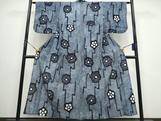 ■■■　サイズ　■■■ 身丈 158cm（肩から） 裄丈 66cm 袖丈 48cm　縫込み 2cm 袖幅 34cm 前幅 25.5cm 後幅 31cm 着物縫いこみ 内揚げ 0cm 裄 お袖側 約0cm　身頃側 約2cm ■■■　商品詳細　■■■ 【綿】 状態は特に目立ったシミ汚れなどもなく大変良い状態です。 人気の高い“有松鳴海絞り”の浴衣でございます。 “鳴海絞り”ならではの表情を生み出す立体感と 淡いぼかしで息を吹き込まれ、 今にも動き出しそうな迫力を放っております。 夏祭りや花火大会、これから増えるイベントに連れ立って、 より夏をお楽しみ下さいませ。 大変上質な逸品になります。 お安く出品致しますので、是非この機会にいかがでしょうか？ ■■■　注意事項　■■■ ■モニター発色の具合により色合いが異なる場合がございます。 ■寸法は多少の誤差が生じる場合がございますのでご了承ください。 ■シミ等のチェックには注意を払っておりますが、見落としがある場合もございますし、個人の見解も様々ですので神経質な方のご購入はお控えください。 ■箪笥に入っておりました着物や帯なので畳みシワや匂いがあるものもございます。 ■お休みは基本的に土日祝となりますが、その他臨時でお休みする場合がございますのでご了承ください。 ■商品の発送は平日のみの発送となります。 ■夜間と土曜、日曜日はお問い合わせの回答が遅れる場合がございます。 ■当店では、お直し、紋入れ、お手入れ等は承っておりません。 ■生地の状態（ヤケ、経年劣化等）によってはサイズ直しが出来ない場合がございます。 その点もどうかご了承のうえ、ご購入をお願いいたします。 ■着物のサイズ目安は下記を参考ください↓ ＜女性着物＞　身長-10cm+5cmが着用可能サイズ(お端折り次第) 　例）身長160cmの方→着物身丈150cm〜165cm ＜男性着物＞　身長-27cm ±5cmが着用可能サイズ 　例）身長170cmの方→着物身丈138cm〜148cm