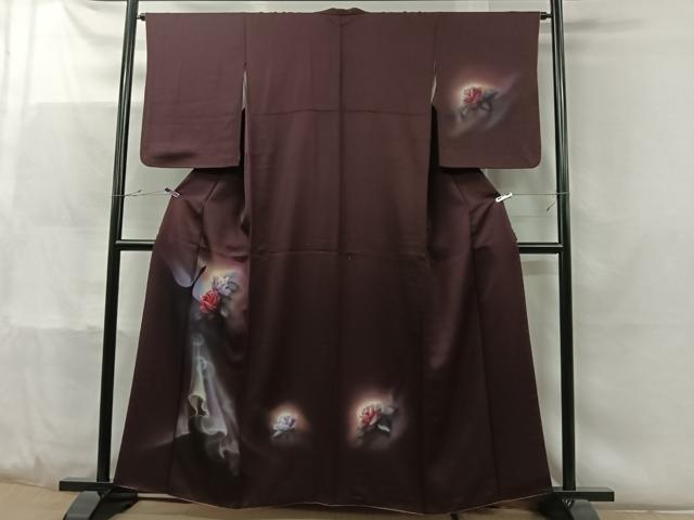■■■　サイズ　■■■ 身丈 157cm（肩から） 裄丈 64cm 袖丈 53.5cm　縫込み 4.5cm 袖幅 32cm 前幅 22.5cm 後幅 29.5cm 着物縫いこみ 内揚げ 12.5cm 裄 お袖側 約3cm　身頃側 約1.5cm ■■■　商品詳細　■■■ 【正絹】 状態は特に目立ったシミ汚れなどもなく大変良い状態です。 大変上質な逸品になります。 お安く出品致しますので、是非この機会にいかがでしょうか？ ■■■　注意事項　■■■ ■モニター発色の具合により色合いが異なる場合がございます。 ■寸法は多少の誤差が生じる場合がございますのでご了承ください。 ■縫込みの長さが左右非対称の場合は短い部分を記載しております。 左右非対称であってもご返品・お値引き等の保証は出来かねますので、ご了承の上ご購入をお願い致します。 ■シミ等のチェックには注意を払っておりますが、見落としがある場合もございますし、個人の見解も様々ですので神経質な方のご購入はお控えください。 ■箪笥に入っておりました着物や帯なので畳みシワや匂いがあるものもございます。 ■お休みは基本的に土日祝となりますが、その他臨時でお休みする場合がございますのでご了承ください。 ■商品の発送は平日のみの発送となります。 ■夜間と土曜、日曜日はお問い合わせの回答が遅れる場合がございます。 ■当店では、お直し、紋入れ、お手入れ等は承っておりません。 ■生地の状態（ヤケ、経年劣化等）によってはサイズ直しが出来ない場合がございます。 その点もどうかご了承のうえ、ご購入をお願いいたします。 ■弊社で取り扱う商品は一点ものにつき、時期や在庫状況に応じて金額が変更となる場合がございます。 ■検針は行っておりません。予めご了承いただきますようお願いいたします。 ■【洗える着物】と記載のある商品におきましては、商品お届け後に洗濯を行ってしまってからのご返品にはご対応しかねます。 念の為、専門店でのお手入れをお願いいたします。 ■着物のサイズ目安は下記を参考ください↓ ＜女性着物＞　お端折り次第で＋5cm　−1cmが着用可能サイズ 　例）身丈170cmの場合、身長160cm〜175cm ＜男性着物＞　身丈＋約25cm〜27cm程が適応身長 　例）身丈155cmの場合、身長180〜182cm