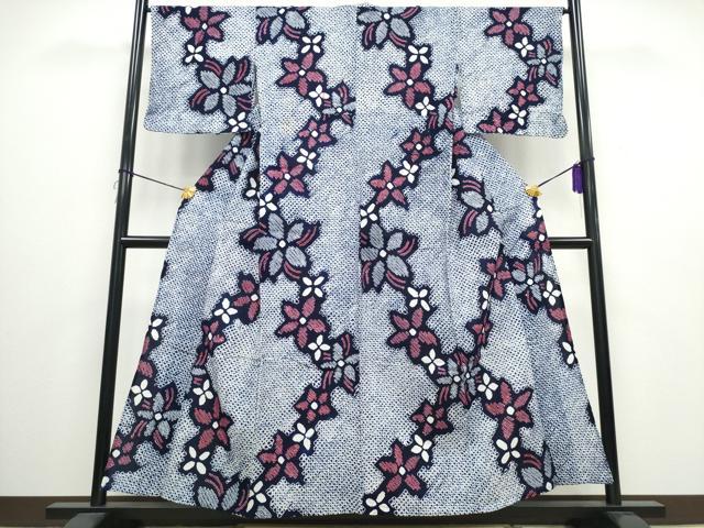 ■■■　サイズ　■■■ 身丈 158cm（肩から） 裄丈 68.5cm 袖丈 45cm　縫込み 2cm 袖幅 35.5cm 前幅 26.5cm 後幅 32.5cm 着物縫いこみ 内揚げ 0cm 裄 お袖側 約1cm　身頃側 約1cm ■■■　商品詳細　■■■ 【綿・広衿仕立て】 状態は接写画像のように後身頃・下前に薄い汚れがございますが その他特に目立ったシミ汚れなどもなく大変良い状態です。 人気の高い“有松鳴海絞り”の浴衣でございます。 “鳴海絞り”ならではの表情を生み出す立体感と 淡いぼかしで息を吹き込まれ、 今にも動き出しそうな迫力を放っております。 夏祭りや花火大会、これから増えるイベントに連れ立って、 より夏をお楽しみ下さいませ。 大変上質な逸品になります。 お安く出品致しますので、是非この機会にいかがでしょうか？ ■■■　注意事項　■■■ ■モニター発色の具合により色合いが異なる場合がございます。 ■寸法は多少の誤差が生じる場合がございますのでご了承ください。 ■シミ等のチェックには注意を払っておりますが、見落としがある場合もございますし、個人の見解も様々ですので神経質な方のご購入はお控えください。 ■箪笥に入っておりました着物や帯なので畳みシワや匂いがあるものもございます。 ■お休みは基本的に土日祝となりますが、その他臨時でお休みする場合がございますのでご了承ください。 ■商品の発送は平日のみの発送となります。 ■夜間と土曜、日曜日はお問い合わせの回答が遅れる場合がございます。 ■当店では、お直し、紋入れ、お手入れ等は承っておりません。 ■生地の状態（ヤケ、経年劣化等）によってはサイズ直しが出来ない場合がございます。 その点もどうかご了承のうえ、ご購入をお願いいたします。 ■着物のサイズ目安は下記を参考ください↓ ＜女性着物＞　身長-10cm+5cmが着用可能サイズ(お端折り次第) 　例）身長160cmの方→着物身丈150cm〜165cm ＜男性着物＞　身長-27cm ±5cmが着用可能サイズ 　例）身長170cmの方→着物身丈138cm〜148cm