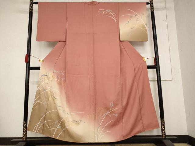 ■■■　サイズ　■■■ 身丈 154.5cm（肩から） 裄丈 62.5cm 袖丈 48cm　縫込み 3.5cm 袖幅 32.5cm 前幅 23.5cm 後幅 30cm 着物縫いこみ 内揚げ 8.5cm 裄 お袖側 約2.5cm　身頃側 約3.5cm ■■■　商品詳細　■■■ 【正絹】 状態は特に目立ったシミ汚れなどもなく大変良い状態です。 大変上質な逸品になります。 お安く出品致しますので、是非この機会にいかがでしょうか？ ■■■　注意事項　■■■ ■モニター発色の具合により色合いが異なる場合がございます。 ■寸法は多少の誤差が生じる場合がございますのでご了承ください。 ■縫込みの長さが左右非対称の場合は短い部分を記載しております。 左右非対称であってもご返品・お値引き等の保証は出来かねますので、ご了承の上ご購入をお願い致します。 ■シミ等のチェックには注意を払っておりますが、見落としがある場合もございますし、個人の見解も様々ですので神経質な方のご購入はお控えください。 ■箪笥に入っておりました着物や帯なので畳みシワや匂いがあるものもございます。 ■お休みは基本的に土日祝となりますが、その他臨時でお休みする場合がございますのでご了承ください。 ■商品の発送は平日のみの発送となります。 ■夜間と土曜、日曜日はお問い合わせの回答が遅れる場合がございます。 ■当店では、お直し、紋入れ、お手入れ等は承っておりません。 ■生地の状態（ヤケ、経年劣化等）によってはサイズ直しが出来ない場合がございます。 その点もどうかご了承のうえ、ご購入をお願いいたします。 ■弊社で取り扱う商品は一点ものにつき、時期や在庫状況に応じて金額が変更となる場合がございます。 ■検針は行っておりません。予めご了承いただきますようお願いいたします。 ■【洗える着物】と記載のある商品におきましては、商品お届け後に洗濯を行ってしまってからのご返品にはご対応しかねます。 念の為、専門店でのお手入れをお願いいたします。 ■着物のサイズ目安は下記を参考ください↓ ＜女性着物＞　お端折り次第で＋5cm　−1cmが着用可能サイズ 　例）身丈170cmの場合、身長160cm〜175cm ＜男性着物＞　身丈＋約25cm〜27cm程が適応身長 　例）身丈155cmの場合、身長180〜182cm