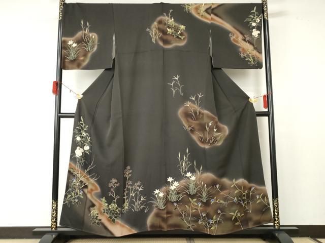 ■■■　サイズ　■■■ 身丈 155cm（肩から） 裄丈 70cm 袖丈 48cm　縫込み 4.5cm 袖幅 35.5cm 前幅 24.5cm 後幅 29.5cm 着物縫いこみ 内揚げ 8.5cm 裄 お袖側 約0cm　身頃側 約0cm ■■■　商品詳細　■■■ 【正絹】 状態は接写画像のように後身頃・衿山・両袖に薄い汚れがございますが その他特に目立ったシミ汚れなどもなく大変良い状態です。 大変上質な逸品になります。 お安く出品致しますので、是非この機会にいかがでしょうか？ ■■■　注意事項　■■■ ■モニター発色の具合により色合いが異なる場合がございます。 ■寸法は多少の誤差が生じる場合がございますのでご了承ください。 ■縫込みの長さが左右非対称の場合は短い部分を記載しております。 左右非対称であってもご返品・お値引き等の保証は出来かねますので、ご了承の上ご購入をお願い致します。 ■シミ等のチェックには注意を払っておりますが、見落としがある場合もございますし、個人の見解も様々ですので神経質な方のご購入はお控えください。 ■箪笥に入っておりました着物や帯なので畳みシワや匂いがあるものもございます。 ■お休みは基本的に土日祝となりますが、その他臨時でお休みする場合がございますのでご了承ください。 ■商品の発送は平日のみの発送となります。 ■夜間と土曜、日曜日はお問い合わせの回答が遅れる場合がございます。 ■当店では、お直し、紋入れ、お手入れ等は承っておりません。 ■生地の状態（ヤケ、経年劣化等）によってはサイズ直しが出来ない場合がございます。 その点もどうかご了承のうえ、ご購入をお願いいたします。 ■弊社で取り扱う商品は一点ものにつき、時期や在庫状況に応じて金額が変更となる場合がございます。 ■検針は行っておりません。予めご了承いただきますようお願いいたします。 ■【洗える着物】と記載のある商品におきましては、商品お届け後に洗濯を行ってしまってからのご返品にはご対応しかねます。 念の為、専門店でのお手入れをお願いいたします。 ■着物のサイズ目安は下記を参考ください↓ ＜女性着物＞　お端折り次第で＋5cm　−1cmが着用可能サイズ 　例）身丈170cmの場合、身長160cm〜175cm ＜男性着物＞　身丈＋約25cm〜27cm程が適応身長 　例）身丈155cmの場合、身長180〜182cm