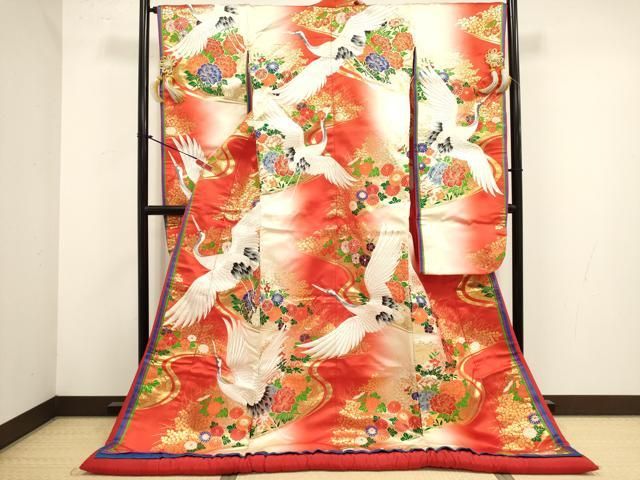 ■■■　サイズ　■■■ 身丈 186cm（肩から） 裄丈 66cm 袖丈 104cm　縫込み 7cm 袖幅 34cm 前幅 28cm 後幅 32.5cm 着物縫いこみ 内揚げ 0cm 裄 お袖側 約1cm　身頃側 約1cm ■■■　商品詳細　■■■ 【正絹】 状態は接写画像のように下前・上前・後身頃・両袖前後に薄い汚れがございますが その他特に目立ったシミ汚れなどもなく大変良い状態です。 大変上質な逸品になります。 お安く出品致しますので、是非この機会にいかがでしょうか？ ■■■　注意事項　■■■ ■モニター発色の具合により色合いが異なる場合がございます。 ■寸法は多少の誤差が生じる場合がございますのでご了承ください。 ■縫込みの長さが左右非対称の場合は短い部分を記載しております。 左右非対称であってもご返品・お値引き等の保証は出来かねますので、ご了承の上ご購入をお願い致します。 ■シミ等のチェックには注意を払っておりますが、見落としがある場合もございますし、個人の見解も様々ですので神経質な方のご購入はお控えください。 ■箪笥に入っておりました着物や帯なので畳みシワや匂いがあるものもございます。 ■お休みは基本的に土日祝となりますが、その他臨時でお休みする場合がございますのでご了承ください。 ■商品の発送は平日のみの発送となります。 ■夜間と土曜、日曜日はお問い合わせの回答が遅れる場合がございます。 ■当店では、お直し、紋入れ、お手入れ等は承っておりません。 ■生地の状態（ヤケ、経年劣化等）によってはサイズ直しが出来ない場合がございます。 その点もどうかご了承のうえ、ご購入をお願いいたします。 ■弊社で取り扱う商品は一点ものにつき、時期や在庫状況に応じて金額が変更となる場合がございます。 ■検針は行っておりません。予めご了承いただきますようお願いいたします。 ■【洗える着物】と記載のある商品におきましては、商品お届け後に洗濯を行ってしまってからのご返品にはご対応しかねます。 念の為、専門店でのお手入れをお願いいたします。 ■写真に写っている物が全てになります。 それ以外の付属品はございませんのでご了承ください。 ■状態に関する写真につきましては、掲載可能な写真枚数に限りがあるため、 各箇所につき1枚参考画像を掲載しております。 ■着物のサイズ目安は下記を参考ください↓ ＜女性着物＞　お端折り次第で＋5cm　−10cmが着用可能サイズ 　例）身丈170cmの場合、身長160cm〜175cm ＜男性着物＞　身丈＋約25cm〜27cm程が適応身長 　例）身丈155cmの場合、身長180cm〜182cm