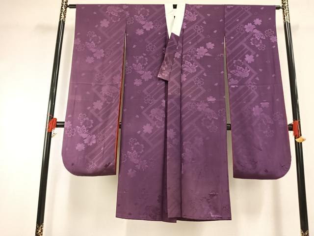 ■■■　サイズ　■■■ 身丈 127cm（肩から） 裄丈 64cm 袖丈 107cm　縫込み 5cm 袖幅 32cm 前幅 28cm 後幅 31cm 着物縫いこみ 内揚げ 9cm 裄 お袖側 約4cm　身頃側 約1.5cm ■■■　商品詳細　■■■ 【正絹】 状態は接写画像のように上前・後身頃・右袖前・衿にヤケがございますが その他特に目立ったシミ汚れなどもなく大変良い状態です。 大変上質な逸品になります。 お安く出品致しますので、是非この機会にいかがでしょうか？ ■■■　注意事項　■■■ ■モニター発色の具合により色合いが異なる場合がございます。 ■寸法は多少の誤差が生じる場合がございますのでご了承ください。 ■縫込みの長さが左右非対称の場合は短い部分を記載しております。 左右非対称であってもご返品・お値引き等の保証は出来かねますので、ご了承の上ご購入をお願い致します。 ■シミ等のチェックには注意を払っておりますが、見落としがある場合もございますし、個人の見解も様々ですので神経質な方のご購入はお控えください。 ■箪笥に入っておりました着物や帯なので畳みシワや匂いがあるものもございます。 ■お休みは基本的に土日祝となりますが、その他臨時でお休みする場合がございますのでご了承ください。 ■商品の発送は平日のみの発送となります。 ■夜間と土曜、日曜日はお問い合わせの回答が遅れる場合がございます。 ■当店では、お直し、紋入れ、お手入れ等は承っておりません。 ■生地の状態（ヤケ、経年劣化等）によってはサイズ直しが出来ない場合がございます。 その点もどうかご了承のうえ、ご購入をお願いいたします。 ■弊社で取り扱う商品は一点ものにつき、時期や在庫状況に応じて金額が変更となる場合がございます。 ■検針は行っておりません。予めご了承いただきますようお願いいたします。 ■【洗える着物】と記載のある商品におきましては、商品お届け後に洗濯を行ってしまってからのご返品にはご対応しかねます。 念の為、専門店でのお手入れをお願いいたします。 ■着物のサイズ目安は下記を参考ください↓ ＜女性着物＞　お端折り次第で＋5cm　−1cmが着用可能サイズ 　例）身丈170cmの場合、身長160cm〜175cm ＜男性着物＞　身丈＋約25cm〜27cm程が適応身長 　例）身丈155cmの場合、身長180〜182cm