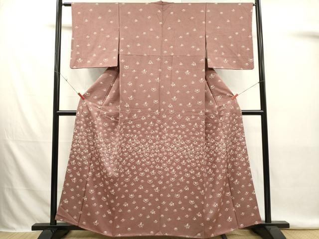 ■■■　サイズ　■■■ 身丈 159cm（肩から） 裄丈 63.5cm 袖丈 48.5cm　縫込み 5cm 袖幅 32.5cm 前幅 24cm 後幅 29.5cm 着物縫いこみ 内揚げ 4cm 裄 お袖側 約3.5cm　身頃側 約5cm ■■■　商品詳細　■■■ 【正絹】 状態は特に目立ったシミ汚れなどもなく大変良い状態です。 大変上質な逸品になります。 お安く出品致しますので、是非この機会にいかがでしょうか？ ■■■　注意事項　■■■ ■モニター発色の具合により色合いが異なる場合がございます。 ■寸法は多少の誤差が生じる場合がございますのでご了承ください。 ■縫込みの長さが左右非対称の場合は短い部分を記載しております。 左右非対称であってもご返品・お値引き等の保証は出来かねますので、ご了承の上ご購入をお願い致します。 ■シミ等のチェックには注意を払っておりますが、見落としがある場合もございますし、個人の見解も様々ですので神経質な方のご購入はお控えください。 ■箪笥に入っておりました着物や帯なので畳みシワや匂いがあるものもございます。 ■お休みは基本的に土日祝となりますが、その他臨時でお休みする場合がございますのでご了承ください。 ■商品の発送は平日のみの発送となります。 ■夜間と土曜、日曜日はお問い合わせの回答が遅れる場合がございます。 ■当店では、お直し、紋入れ、お手入れ等は承っておりません。 ■生地の状態（ヤケ、経年劣化等）によってはサイズ直しが出来ない場合がございます。 その点もどうかご了承のうえ、ご購入をお願いいたします。 ■弊社で取り扱う商品は一点ものにつき、時期や在庫状況に応じて金額が変更となる場合がございます。 ■検針は行っておりません。予めご了承いただきますようお願いいたします。 ■【洗える着物】と記載のある商品におきましては、商品お届け後に洗濯を行ってしまってからのご返品にはご対応しかねます。 念の為、専門店でのお手入れをお願いいたします。 ■写真に写っている物が全てになります。それ以外の付属品はございませんのでご了承ください。 ■状態に関する写真につきましては、掲載可能な写真枚数に限りがあるため、各箇所につき1枚参考画像を掲載しております。 ■着物のサイズ目安は下記を参考ください↓ ＜女性着物＞　お端折り次第で＋5cm　−1cmが着用可能サイズ 　例）身丈170cmの場合、身長160cm〜175cm ＜男性着物＞　身丈＋約25cm〜27cm程が適応身長 　例）身丈155cmの場合、身長180〜182cm