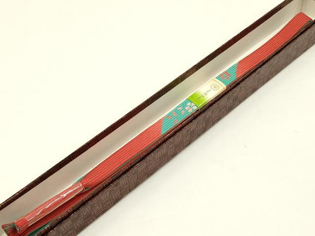 ■■■　商品詳細　■■■ 【正絹・未使用】 状態は特に目立ったシミ汚れなどもなく大変良い状態です。 大変上質な逸品になります。 お安く出品致しますので、是非この機会にいかがでしょうか？ ■■■　注意事項　■■■ ■モニター発色の具合により色合いが異なる場合がございます。 ■寸法は多少の誤差が生じる場合がございますのでご了承ください。 ■縫込みの長さが左右非対称の場合は短い部分を記載しております。 左右非対称であってもご返品・お値引き等の保証は出来かねますので、ご了承の上ご購入をお願い致します。 ■シミ等のチェックには注意を払っておりますが、見落としがある場合もございますし、個人の見解も様々ですので神経質な方のご購入はお控えください。 ■箪笥に入っておりました着物や帯なので畳みシワや匂いがあるものもございます。 ■お休みは基本的に土日祝となりますが、その他臨時でお休みする場合がございますのでご了承ください。 ■商品の発送は平日のみの発送となります。 ■夜間と土曜、日曜日はお問い合わせの回答が遅れる場合がございます。 ■当店では、お直し、紋入れ、お手入れ等は承っておりません。 ■生地の状態（ヤケ、経年劣化等）によってはサイズ直しが出来ない場合がございます。 その点もどうかご了承のうえ、ご購入をお願いいたします。 ■弊社で取り扱う商品は一点ものにつき、時期や在庫状況に応じて金額が変更となる場合がございます。 ■検針は行っておりません。予めご了承いただきますようお願いいたします。 ■【洗える着物】と記載のある商品におきましては、商品お届け後に洗濯を行ってしまってからのご返品にはご対応しかねます。 念の為、専門店でのお手入れをお願いいたします。 ■着物のサイズ目安は下記を参考ください↓ ＜女性着物＞　お端折り次第で＋5?　−10?が着用可能サイズ 　例）身丈170?の場合、身長160?〜175? ＜男性着物＞　身丈＋約25?〜27?程が適応身長 　例）身丈155?の場合、身長180〜182?