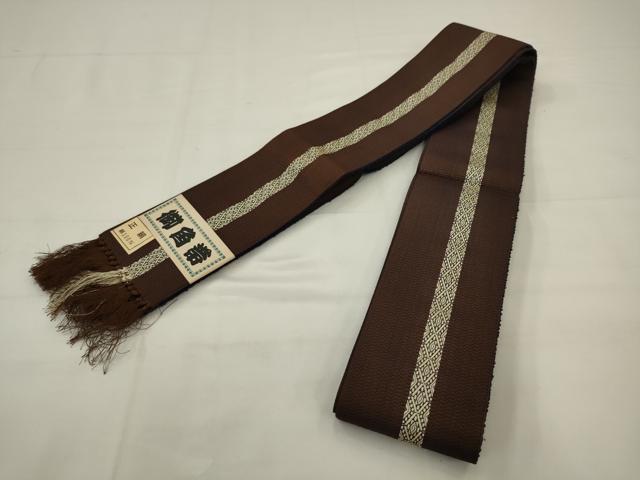 ■■■　サイズ　■■■ 長さ 390cm 幅 9cm程 ■■■　商品詳細　■■■ 【正絹】 状態は接写画像のように表地所々にヤケがございます。 本場筑前博多織は、 福岡県福岡市博多区やその周辺で生産される絹織物です。 仏具のひとつである独鈷、華皿を基にした幾何学模様が織られています。 江戸時代に筑前藩主だった黒田長政が幕府への献上品にしたことから、 博多献上、献上博多とも呼ばれます。 横畝が際立って見える経畝織りという織りになっています。 30～60本の細い経糸を使うため、こしやはりがあり、 地合が硬く、光沢感があります。 きちんと締まり、くずれにくい、締めやすい帯といわれています。 大変上質な逸品になりますのでぜひお手入れをされてお召しになられてはいかがでしょうか。 お安く出品致しますので、是非この機会にいかがでしょうか？ ■■■　注意事項　■■■ ■モニター発色の具合により色合いが異なる場合がございます。 ■寸法は多少の誤差が生じる場合がございますのでご了承ください。 ■縫込みの長さが左右非対称の場合は短い部分を記載しております。 左右非対称であってもご返品・お値引き等の保証は出来かねますので、ご了承の上ご購入をお願い致します。 ■シミ等のチェックには注意を払っておりますが、見落としがある場合もございますし、個人の見解も様々ですので神経質な方のご購入はお控えください。 ■箪笥に入っておりました着物や帯なので畳みシワや匂いがあるものもございます。 ■お休みは基本的に土日祝となりますが、その他臨時でお休みする場合がございますのでご了承ください。 ■商品の発送は平日のみの発送となります。 ■夜間と土曜、日曜日はお問い合わせの回答が遅れる場合がございます。 ■当店では、お直し、紋入れ、お手入れ等は承っておりません。 ■生地の状態（ヤケ、経年劣化等）によってはサイズ直しが出来ない場合がございます。 その点もどうかご了承のうえ、ご購入をお願いいたします。 ■弊社で取り扱う商品は一点ものにつき、時期や在庫状況に応じて金額が変更となる場合がございます。 ■検針は行っておりません。予めご了承いただきますようお願いいたします。 ■【洗える着物】と記載のある商品におきましては、商品お届け後に洗濯を行ってしまってからのご返品にはご対応しかねます。 念の為、専門店でのお手入れをお願いいたします。 ■写真に写っている物が全てになります。それ以外の付属品はございませんのでご了承ください。 ■状態に関する写真につきましては、掲載可能な写真枚数に限りがあるため、各箇所につき1枚参考画像を掲載しております。 ■着物のサイズ目安は下記を参考ください↓ ＜女性着物＞　お端折り次第で＋5cm　－1cmが着用可能サイズ 　例）身丈170cmの場合、身長160cm～175cm ＜男性着物＞　身丈＋約25cm～27cm程が適応身長 　例）身丈155cmの場合、身長180～182cm