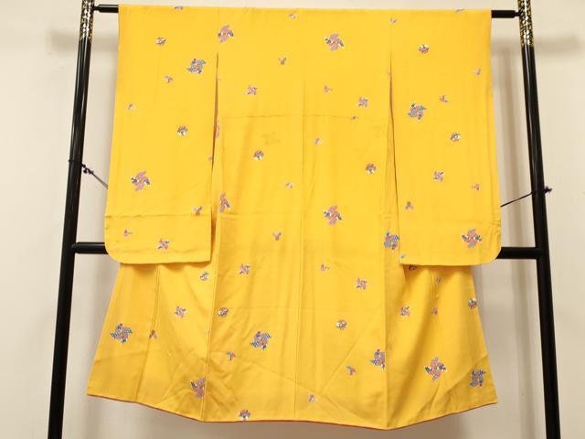 ■■■　サイズ　■■■ 【祝着】 身丈 127.5cm（肩から） 裄丈 60.5cm（肩上げ　0cm） 袖丈 82cm　縫込み 2cm 袖幅 32.5cm 前幅 20.5cm 後幅 26cm 着物縫いこみ 内揚げ 10cm （腰上げ　0cm） 裄 お袖側 約5cm　身頃側 約8cm ■■■　商品詳細　■■■ 着物【正絹】 状態は特に目立ったシミ汚れなどもなく大変良い状態です。 大変上質な逸品になります。 お安く出品致しますので、是非この機会にいかがでしょうか？ ※肩上げと腰上げがされておりません。 ■■■　注意事項　■■■ ■モニター発色の具合により色合いが異なる場合がございます。 ■寸法は多少の誤差が生じる場合がございますのでご了承ください。 ■縫込みの長さが左右非対称の場合は短い部分を記載しております。 左右非対称であってもご返品・お値引き等の保証は出来かねますので、ご了承の上ご購入をお願い致します。 ■シミ等のチェックには注意を払っておりますが、見落としがある場合もございますし、個人の見解も様々ですので神経質な方のご購入はお控えください。 ■箪笥に入っておりました着物や帯なので畳みシワや匂いがあるものもございます。 ■お休みは基本的に土日祝となりますが、その他臨時でお休みする場合がございますのでご了承ください。 ■商品の発送は平日のみの発送となります。 ■夜間と土曜、日曜日はお問い合わせの回答が遅れる場合がございます。 ■当店では、お直し、紋入れ、お手入れ等は承っておりません。 ■生地の状態（ヤケ、経年劣化等）によってはサイズ直しが出来ない場合がございます。 その点もどうかご了承のうえ、ご購入をお願いいたします。 ■弊社で取り扱う商品は一点ものにつき、時期や在庫状況に応じて金額が変更となる場合がございます。 ■検針は行っておりません。予めご了承いただきますようお願いいたします。 ■【洗える着物】と記載のある商品におきましては、商品お届け後に洗濯を行ってしまってからのご返品にはご対応しかねます。 念の為、専門店でのお手入れをお願いいたします。 ■着物のサイズ目安は下記を参考ください↓ ＜女性着物＞　お端折り次第で＋5cm　−1cmが着用可能サイズ 　例）身丈170cmの場合、身長160cm〜175cm ＜男性着物＞　身丈＋約25cm〜27cm程が適応身長 　例）身丈155cmの場合、身長180〜182cm