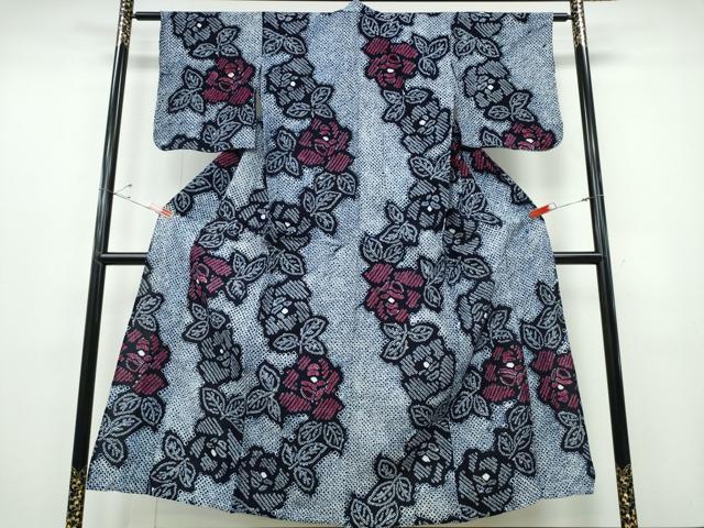 ■■■　サイズ　■■■ 身丈 152cm（肩から） 裄丈 62cm 袖丈 47cm　縫込み 2.5cm 袖幅 33cm 前幅 24cm 後幅 30.5cm 着物縫いこみ 内揚げ 0cm 裄 お袖側 約1cm　身頃側 約3cm ■■■　商品詳細　■■■ 【綿】 状態は特に目立ったシミ汚れなどもなく大変良い状態です。 人気の高い“有松鳴海絞り”の浴衣でございます。 “鳴海絞り”ならではの表情を生み出す立体感と 淡いぼかしで息を吹き込まれ、 今にも動き出しそうな迫力を放っております。 夏祭りや花火大会、これから増えるイベントに連れ立って、 より夏をお楽しみ下さいませ。 大変上質な逸品になります。 お安く出品致しますので、是非この機会にいかがでしょうか？ ■■■　注意事項　■■■ ■モニター発色の具合により色合いが異なる場合がございます。 ■寸法は多少の誤差が生じる場合がございますのでご了承ください。 ■縫込みの長さが左右非対称の場合は短い部分を記載しております。 左右非対称であってもご返品・お値引き等の保証は出来かねますので、ご了承の上ご購入をお願い致します。 ■シミ等のチェックには注意を払っておりますが、見落としがある場合もございますし、個人の見解も様々ですので神経質な方のご購入はお控えください。 ■箪笥に入っておりました着物や帯なので畳みシワや匂いがあるものもございます。 ■お休みは基本的に土日祝となりますが、その他臨時でお休みする場合がございますのでご了承ください。 ■商品の発送は平日のみの発送となります。 ■夜間と土曜、日曜日はお問い合わせの回答が遅れる場合がございます。 ■当店では、お直し、紋入れ、お手入れ等は承っておりません。 ■生地の状態（ヤケ、経年劣化等）によってはサイズ直しが出来ない場合がございます。 その点もどうかご了承のうえ、ご購入をお願いいたします。 ■弊社で取り扱う商品は一点ものにつき、時期や在庫状況に応じて金額が変更となる場合がございます。 ■検針は行っておりません。予めご了承いただきますようお願いいたします。 ■【洗える着物】と記載のある商品におきましては、商品お届け後に洗濯を行ってしまってからのご返品にはご対応しかねます。 念の為、専門店でのお手入れをお願いいたします。 ■着物のサイズ目安は下記を参考ください↓ ＜女性着物＞　お端折り次第で＋5cm　−1cmが着用可能サイズ 　例）身丈170cmの場合、身長160cm〜175cm ＜男性着物＞　身丈＋約25cm〜27cm程が適応身長 　例）身丈155cmの場合、身長180〜182cm