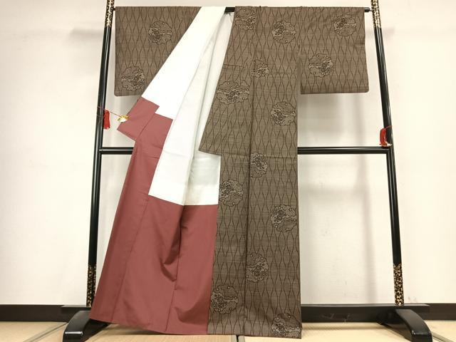 平和屋の平和屋着物●本場大島紬　7マルキ　純泥染　手織　雪輪花文　証紙付き　正絹　逸品　未使用　AABK7533fy｜アングル3