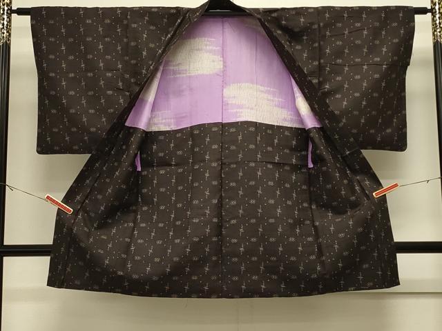 平和屋の平和屋着物＃長羽織　紬地　幾何学文様　黒地　正絹　逸品　CABJ5591in｜アングル2