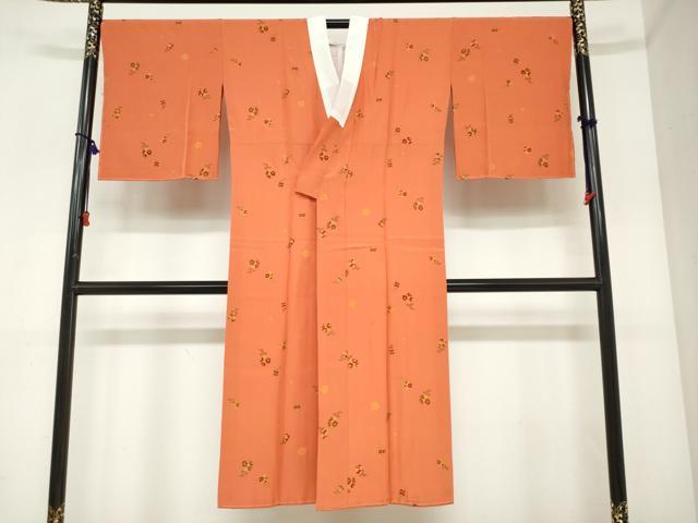 ■■■　サイズ　■■■ 身丈 132cm（肩から） 裄丈 69cm 袖丈 49cm　縫込み 4cm 袖幅 35cm 前幅 28.5cm 後幅 32.5cm 着物縫いこみ 内揚げ 3cm 裄 お袖側 約1cm　身頃側 約0cm ■■■　商品詳細　■■■ 【正絹・未使用】 状態は特に目立ったシミ汚れなどもなく大変良い状態です。 大変上質な逸品になります。 お安く出品致しますので、是非この機会にいかがでしょうか？ ■■■　注意事項　■■■ ■モニター発色の具合により色合いが異なる場合がございます。 ■寸法は多少の誤差が生じる場合がございますのでご了承ください。 ■縫込みの長さが左右非対称の場合は短い部分を記載しております。 左右非対称であってもご返品・お値引き等の保証は出来かねますので、ご了承の上ご購入をお願い致します。 ■シミ等のチェックには注意を払っておりますが、見落としがある場合もございますし、個人の見解も様々ですので神経質な方のご購入はお控えください。 ■箪笥に入っておりました着物や帯なので畳みシワや匂いがあるものもございます。 ■お休みは基本的に土日祝となりますが、その他臨時でお休みする場合がございますのでご了承ください。 ■商品の発送は平日のみの発送となります。 ■夜間と土曜、日曜日はお問い合わせの回答が遅れる場合がございます。 ■当店では、お直し、紋入れ、お手入れ等は承っておりません。 ■生地の状態（ヤケ、経年劣化等）によってはサイズ直しが出来ない場合がございます。 その点もどうかご了承のうえ、ご購入をお願いいたします。 ■弊社で取り扱う商品は一点ものにつき、時期や在庫状況に応じて金額が変更となる場合がございます。 ■検針は行っておりません。予めご了承いただきますようお願いいたします。 ■【洗える着物】と記載のある商品におきましては、商品お届け後に洗濯を行ってしまってからのご返品にはご対応しかねます。 念の為、専門店でのお手入れをお願いいたします。 ■着物のサイズ目安は下記を参考ください↓ ＜女性着物＞　お端折り次第で＋5cm　−1cmが着用可能サイズ 　例）身丈170cmの場合、身長160cm〜175cm ＜男性着物＞　身丈＋約25cm〜27cm程が適応身長 　例）身丈155cmの場合、身長180〜182cm