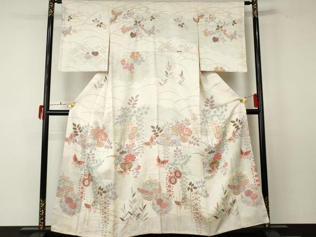 ■■■　サイズ　■■■ 身丈 156.5cm（肩から） 裄丈 63cm 袖丈 52.5cm　縫込み 6cm 袖幅 32.5cm 前幅 22.5cm 後幅 30.5cm 着物縫いこみ 内揚げ 1.5cm 裄 お袖側 約2.5cm　身頃側 約4cm ■■■　商品詳細　■■■ 【正絹】 状態は接写画像のように表地所々に薄い汚れがございます。 大変上質な逸品になりますのでぜひお手入れをされてお召しになられてはいかがでしょうか。 お安く出品致しますので、是非この機会にいかがでしょうか？ ■■■　注意事項　■■■ ■モニター発色の具合により色合いが異なる場合がございます。 ■寸法は多少の誤差が生じる場合がございますのでご了承ください。 ■縫込みの長さが左右非対称の場合は短い部分を記載しております。 左右非対称であってもご返品・お値引き等の保証は出来かねますので、ご了承の上ご購入をお願い致します。 ■シミ等のチェックには注意を払っておりますが、見落としがある場合もございますし、個人の見解も様々ですので神経質な方のご購入はお控えください。 ■箪笥に入っておりました着物や帯なので畳みシワや匂いがあるものもございます。 ■お休みは基本的に土日祝となりますが、その他臨時でお休みする場合がございますのでご了承ください。 ■商品の発送は平日のみの発送となります。 ■夜間と土曜、日曜日はお問い合わせの回答が遅れる場合がございます。 ■当店では、お直し、紋入れ、お手入れ等は承っておりません。 ■生地の状態（ヤケ、経年劣化等）によってはサイズ直しが出来ない場合がございます。 その点もどうかご了承のうえ、ご購入をお願いいたします。 ■弊社で取り扱う商品は一点ものにつき、時期や在庫状況に応じて金額が変更となる場合がございます。 ■検針は行っておりません。予めご了承いただきますようお願いいたします。 ■【洗える着物】と記載のある商品におきましては、商品お届け後に洗濯を行ってしまってからのご返品にはご対応しかねます。 念の為、専門店でのお手入れをお願いいたします。 ■着物のサイズ目安は下記を参考ください↓ ＜女性着物＞　お端折り次第で＋5cm　−1cmが着用可能サイズ 　例）身丈170cmの場合、身長160cm〜175cm ＜男性着物＞　身丈＋約25cm〜27cm程が適応身長 　例）身丈155cmの場合、身長180〜182cm