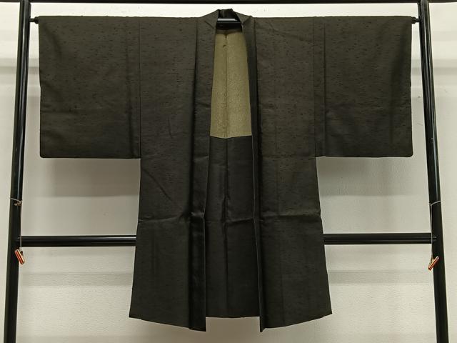 ■■■　サイズ　■■■ 身丈 102cm（肩から） 裄丈 64cm 袖丈 50cm　縫込み 4.5cm 袖幅 34cm 前幅 0cm 後幅 31cm 裄 お袖側 約1cm　身頃側 約1.5cm ■■■　商品詳細　■■■ 【正絹】 状態は接写画像のように表地所々・返しに汚れがございます。 大変上質な逸品になりますのでぜひお手入れをされてお召しになられてはいかがでしょうか。お安く出品致しますので、是非この機会にいかがでしょうか？ ■■■　注意事項　■■■ ■モニター発色の具合により色合いが異なる場合がございます。 ■寸法は多少の誤差が生じる場合がございますのでご了承ください。 ■縫込みの長さが左右非対称の場合は短い部分を記載しております。 左右非対称であってもご返品・お値引き等の保証は出来かねますので、ご了承の上ご購入をお願い致します。 ■シミ等のチェックには注意を払っておりますが、見落としがある場合もございますし、個人の見解も様々ですので神経質な方のご購入はお控えください。 ■箪笥に入っておりました着物や帯なので畳みシワや匂いがあるものもございます。 ■お休みは基本的に土日祝となりますが、その他臨時でお休みする場合がございますのでご了承ください。 ■商品の発送は平日のみの発送となります。 ■夜間と土曜、日曜日はお問い合わせの回答が遅れる場合がございます。 ■当店では、お直し、紋入れ、お手入れ等は承っておりません。 ■生地の状態（ヤケ、経年劣化等）によってはサイズ直しが出来ない場合がございます。 その点もどうかご了承のうえ、ご購入をお願いいたします。 ■弊社で取り扱う商品は一点ものにつき、時期や在庫状況に応じて金額が変更となる場合がございます。 ■検針は行っておりません。予めご了承いただきますようお願いいたします。 ■【洗える着物】と記載のある商品におきましては、商品お届け後に洗濯を行ってしまってからのご返品にはご対応しかねます。 念の為、専門店でのお手入れをお願いいたします。 ■写真に写っている物が全てになります。それ以外の付属品はございませんのでご了承ください。 ■状態に関する写真につきましては、掲載可能な写真枚数に限りがあるため、各箇所につき1枚参考画像を掲載しております。 ■着物のサイズ目安は下記を参考ください↓ ＜女性着物＞　お端折り次第で＋5cm　－1cmが着用可能サイズ 　例）身丈170cmの場合、身長160cm～175cm ＜男性着物＞　身丈＋約25cm～27cm程が適応身長 　例）身丈155cmの場合、身長180～182cm