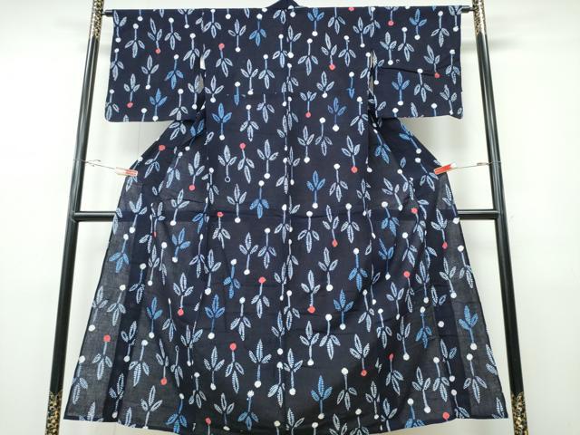 ■■■　サイズ　■■■ 身丈 152cm（肩から） 裄丈 65cm 袖丈 45cm　縫込み 1cm 袖幅 34cm 前幅 24.5cm 後幅 30cm 着物縫いこみ 内揚げ 0cm 裄 お袖側 約1cm　身頃側 約2cm ■■■　商品詳細　■■■ 【綿】 状態は接写画像のように肩当てに若干の変色がございますが その他表地は特に目立ったシミ汚れなどもなく大変良い状態です。 人気の高い“有松鳴海絞り”の浴衣でございます。 “鳴海絞り”ならではの表情を生み出す立体感と 淡いぼかしで息を吹き込まれ、 今にも動き出しそうな迫力を放っております。 夏祭りや花火大会、これから増えるイベントに連れ立って、 より夏をお楽しみ下さいませ。 大変上質な逸品になります。 お安く出品致しますので、是非この機会にいかがでしょうか？ ■■■　注意事項　■■■ ■モニター発色の具合により色合いが異なる場合がございます。 ■寸法は多少の誤差が生じる場合がございますのでご了承ください。 ■縫込みの長さが左右非対称の場合は短い部分を記載しております。 左右非対称であってもご返品・お値引き等の保証は出来かねますので、ご了承の上ご購入をお願い致します。 ■シミ等のチェックには注意を払っておりますが、見落としがある場合もございますし、個人の見解も様々ですので神経質な方のご購入はお控えください。 ■箪笥に入っておりました着物や帯なので畳みシワや匂いがあるものもございます。 ■お休みは基本的に土日祝となりますが、その他臨時でお休みする場合がございますのでご了承ください。 ■商品の発送は平日のみの発送となります。 ■夜間と土曜、日曜日はお問い合わせの回答が遅れる場合がございます。 ■当店では、お直し、紋入れ、お手入れ等は承っておりません。 ■生地の状態（ヤケ、経年劣化等）によってはサイズ直しが出来ない場合がございます。 その点もどうかご了承のうえ、ご購入をお願いいたします。 ■弊社で取り扱う商品は一点ものにつき、時期や在庫状況に応じて金額が変更となる場合がございます。 ■検針は行っておりません。予めご了承いただきますようお願いいたします。 ■【洗える着物】と記載のある商品におきましては、商品お届け後に洗濯を行ってしまってからのご返品にはご対応しかねます。 念の為、専門店でのお手入れをお願いいたします。 ■写真に写っている物が全てになります。それ以外の付属品はございませんのでご了承ください。 ■状態に関する写真につきましては、掲載可能な写真枚数に限りがあるため、各箇所につき1枚参考画像を掲載しております。 ■着物のサイズ目安は下記を参考ください↓ ＜女性着物＞　お端折り次第で＋5cm　－1cmが着用可能サイズ 　例）身丈170cmの場合、身長160cm～175cm ＜男性着物＞　身丈＋約25cm～27cm程が適応身長 　例）身丈155cmの場合、身長180～182cm