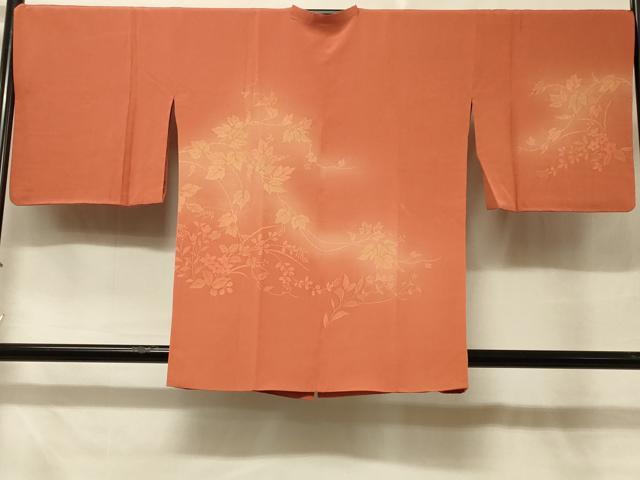 ■■■　サイズ　■■■ 身丈 84cm（肩から） 裄丈 69.5cm 袖丈 45.5cm　縫込み 2.5cm 袖幅 35cm 前幅 22.5cm 後幅 31.5cm 裄 お袖側 約1cm　身頃側 約1cm ■■■　商品詳細　■■■ 【正絹】 状態は特に目立ったシミ汚れなどもなく大変良い状態です。 大変上質な逸品になります。 お安く出品致しますので、是非この機会にいかがでしょうか？ ■■■　注意事項　■■■ ■モニター発色の具合により色合いが異なる場合がございます。 ■寸法は多少の誤差が生じる場合がございますのでご了承ください。 ■縫込みの長さが左右非対称の場合は短い部分を記載しております。 左右非対称であってもご返品・お値引き等の保証は出来かねますので、ご了承の上ご購入をお願い致します。 ■シミ等のチェックには注意を払っておりますが、見落としがある場合もございますし、個人の見解も様々ですので神経質な方のご購入はお控えください。 ■箪笥に入っておりました着物や帯なので畳みシワや匂いがあるものもございます。 ■お休みは基本的に土日祝となりますが、その他臨時でお休みする場合がございますのでご了承ください。 ■商品の発送は平日のみの発送となります。 ■夜間と土曜、日曜日はお問い合わせの回答が遅れる場合がございます。 ■当店では、お直し、紋入れ、お手入れ等は承っておりません。 ■生地の状態（ヤケ、経年劣化等）によってはサイズ直しが出来ない場合がございます。 その点もどうかご了承のうえ、ご購入をお願いいたします。 ■弊社で取り扱う商品は一点ものにつき、時期や在庫状況に応じて金額が変更となる場合がございます。 ■検針は行っておりません。予めご了承いただきますようお願いいたします。 ■【洗える着物】と記載のある商品におきましては、商品お届け後に洗濯を行ってしまってからのご返品にはご対応しかねます。 念の為、専門店でのお手入れをお願いいたします。 ■着物のサイズ目安は下記を参考ください↓ ＜女性着物＞　お端折り次第で＋5cm　−1cmが着用可能サイズ 　例）身丈170cmの場合、身長160cm〜175cm ＜男性着物＞　身丈＋約25cm〜27cm程が適応身長 　例）身丈155cmの場合、身長180〜182cm