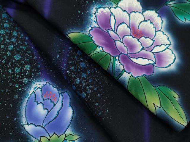 ■■■　サイズ　■■■ 身丈 162.5cm（肩から） 裄丈 67cm 袖丈 47.5cm　縫込み 3cm 袖幅 34cm 前幅 24.5cm 後幅 29cm 着物縫いこみ 内揚げ 0cm 裄 お袖側 約0.5cm　身頃側 約2.5cm ■■■　商品詳細　■■■ 【綿】 状態は接写画像のように上前・下前・右袖・背当てに薄い汚れがございますが その他特に目立ったシミ汚れなどもなく大変良い状態です。 「日本の美しいもの…それが日本でも世界でも通用することを証明したかった」 世界を股にかけて活躍するファッションデザイナー山本寛斎が手掛けるお着物です。 山本寛斎イズムがそれぞれから伺える、芸術性の高い作品です。 大変上質な逸品になります。 お安く出品致しますので、是非この機会にいかがでしょうか？ ■■■　注意事項　■■■ ■モニター発色の具合により色合いが異なる場合がございます。 ■寸法は多少の誤差が生じる場合がございますのでご了承ください。 ■縫込みの長さが左右非対称の場合は短い部分を記載しております。 左右非対称であってもご返品・お値引き等の保証は出来かねますので、ご了承の上ご購入をお願い致します。 ■シミ等のチェックには注意を払っておりますが、見落としがある場合もございますし、個人の見解も様々ですので神経質な方のご購入はお控えください。 ■箪笥に入っておりました着物や帯なので畳みシワや匂いがあるものもございます。 ■お休みは基本的に土日祝となりますが、その他臨時でお休みする場合がございますのでご了承ください。 ■商品の発送は平日のみの発送となります。 ■夜間と土曜、日曜日はお問い合わせの回答が遅れる場合がございます。 ■当店では、お直し、紋入れ、お手入れ等は承っておりません。 ■生地の状態（ヤケ、経年劣化等）によってはサイズ直しが出来ない場合がございます。 その点もどうかご了承のうえ、ご購入をお願いいたします。 ■弊社で取り扱う商品は一点ものにつき、時期や在庫状況に応じて金額が変更となる場合がございます。 ■検針は行っておりません。予めご了承いただきますようお願いいたします。 ■【洗える着物】と記載のある商品におきましては、商品お届け後に洗濯を行ってしまってからのご返品にはご対応しかねます。 念の為、専門店でのお手入れをお願いいたします。 ■写真に写っている物が全てになります。それ以外の付属品はございませんのでご了承ください。 ■状態に関する写真につきましては、掲載可能な写真枚数に限りがあるため、各箇所につき1枚参考画像を掲載しております。 ■着物のサイズ目安は下記を参考ください↓ ＜女性着物＞　お端折り次第で＋5cm　－1cmが着用可能サイズ 　例）身丈170cmの場合、身長160cm～175cm ＜男性着物＞　身丈＋約25cm～27cm程が適応身長 　例）身丈155cmの場合、身長180～182cm