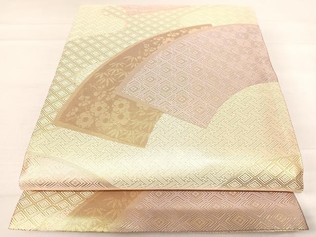 ■■■　サイズ　■■■ 長さ 448cm 幅 30.5cm程 ■■■　商品詳細　■■■ 【正絹】 詳細に関しましては、画像をご確認ください。 大変上質な逸品になります。 お安く出品致しますので、是非この機会にいかがでしょうか？ ※2種類の太鼓を作ることができます。 ■■■　注意事項　■■■ ■モニター発色の具合により色合いが異なる場合がございます。 ■寸法は多少の誤差が生じる場合がございますのでご了承ください。 ■縫込みの長さが左右非対称の場合は短い部分を記載しております。 左右非対称であってもご返品・お値引き等の保証は出来かねますので、ご了承の上ご購入をお願い致します。 ■シミ等のチェックには注意を払っておりますが、見落としがある場合もございますし、個人の見解も様々ですので神経質な方のご購入はお控えください。 ■箪笥に入っておりました着物や帯なので畳みシワや匂いがあるものもございます。 ■お休みは基本的に土日祝となりますが、その他臨時でお休みする場合がございますのでご了承ください。 ■商品の発送は平日のみの発送となります。 ■夜間と土曜、日曜日はお問い合わせの回答が遅れる場合がございます。 ■当店では、お直し、紋入れ、お手入れ等は承っておりません。 ■生地の状態（ヤケ、経年劣化等）によってはサイズ直しが出来ない場合がございます。 その点もどうかご了承のうえ、ご購入をお願いいたします。 ■弊社で取り扱う商品は一点ものにつき、時期や在庫状況に応じて金額が変更となる場合がございます。 ■検針は行っておりません。予めご了承いただきますようお願いいたします。 ■【洗える着物】と記載のある商品におきましては、商品お届け後に洗濯を行ってしまってからのご返品にはご対応しかねます。 念の為、専門店でのお手入れをお願いいたします。 ■着物のサイズ目安は下記を参考ください↓ ＜女性着物＞　お端折り次第で＋5cm　−1cmが着用可能サイズ 　例）身丈170cmの場合、身長160cm〜175cm ＜男性着物＞　身丈＋約25cm〜27cm程が適応身長 　例）身丈155cmの場合、身長180〜182cm