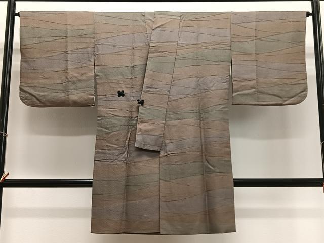■■■　サイズ　■■■ 身丈 98cm（肩から） 裄丈 65cm 袖丈 44.5cm　縫込み 0cm 袖幅 33.5cm 前幅 34cm 後幅 30.5cm 裄 お袖側 約2cm　身頃側 約3cm ■■■　商品詳細　■■■ 【正絹】 状態は接写画像のように衿に汚れ、下前・衿に紐の外れがございますが その他特に目立ったシミ汚れなどもなく大変良い状態です。 大変上質な逸品になります。 お安く出品致しますので、是非この機会にいかがでしょうか？ ■■■　注意事項　■■■ ■モニター発色の具合により色合いが異なる場合がございます。 ■寸法は多少の誤差が生じる場合がございますのでご了承ください。 ■縫込みの長さが左右非対称の場合は短い部分を記載しております。 左右非対称であってもご返品・お値引き等の保証は出来かねますので、ご了承の上ご購入をお願い致します。 ■シミ等のチェックには注意を払っておりますが、見落としがある場合もございますし、個人の見解も様々ですので神経質な方のご購入はお控えください。 ■箪笥に入っておりました着物や帯なので畳みシワや匂いがあるものもございます。 ■お休みは基本的に土日祝となりますが、その他臨時でお休みする場合がございますのでご了承ください。 ■商品の発送は平日のみの発送となります。 ■夜間と土曜、日曜日はお問い合わせの回答が遅れる場合がございます。 ■当店では、お直し、紋入れ、お手入れ等は承っておりません。 ■生地の状態（ヤケ、経年劣化等）によってはサイズ直しが出来ない場合がございます。 その点もどうかご了承のうえ、ご購入をお願いいたします。 ■弊社で取り扱う商品は一点ものにつき、時期や在庫状況に応じて金額が変更となる場合がございます。 ■検針は行っておりません。予めご了承いただきますようお願いいたします。 ■【洗える着物】と記載のある商品におきましては、商品お届け後に洗濯を行ってしまってからのご返品にはご対応しかねます。 念の為、専門店でのお手入れをお願いいたします。 ■写真に写っている物が全てになります。それ以外の付属品はございませんのでご了承ください。 ■状態に関する写真につきましては、掲載可能な写真枚数に限りがあるため、各箇所につき1枚参考画像を掲載しております。 ■着物のサイズ目安は下記を参考ください↓ ＜女性着物＞　お端折り次第で＋5cm　－1cmが着用可能サイズ 　例）身丈170cmの場合、身長160cm～175cm ＜男性着物＞　身丈＋約25cm～27cm程が適応身長 　例）身丈155cmの場合、身長180～182cm
