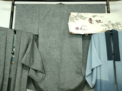 平和屋着物●男性 銀座もとじ 紬 アンサンブル・長襦袢(袷)セット 濃灰色 たとう紙付き 正絹 逸品 DAAU5124ps 平和屋着物●男性 銀座もとじ 紬 アンサンブル・長襦袢(袷)セット 濃灰色 たとう紙付き 正絹 逸品 DAAU5124ps