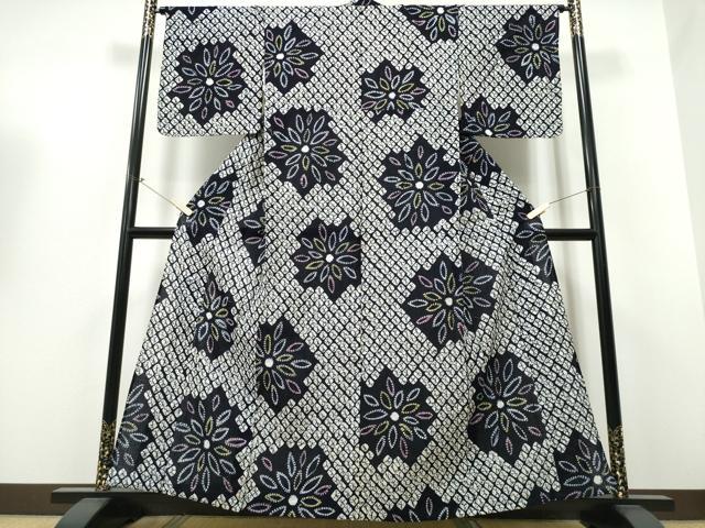 ■■■　サイズ　■■■ 身丈 160cm（肩から） 裄丈 67.5cm 袖丈 47.5cm　縫込み 4cm 袖幅 34.5cm 前幅 23.5cm 後幅 31.5cm 着物縫いこみ 内揚げ 0cm 裄 お袖側 約1cm　身頃側 約1cm ■■■　商品詳細　■■■ 【綿】 状態は接写画像のように上前・後身頃・下前・衿裏に薄いシミがございますが その他特に目立ったシミ汚れなどもなく大変良い状態です。 人気の高い“有松鳴海絞り”の浴衣でございます。 “鳴海絞り”ならではの表情を生み出す立体感と 淡いぼかしで息を吹き込まれ、 今にも動き出しそうな迫力を放っております。 夏祭りや花火大会、これから増えるイベントに連れ立って、 より夏をお楽しみ下さいませ。 大変上質な逸品になります。 お安く出品致しますので、是非この機会にいかがでしょうか？ ■■■　注意事項　■■■ ■モニター発色の具合により色合いが異なる場合がございます。 ■寸法は多少の誤差が生じる場合がございますのでご了承ください。 ■縫込みの長さが左右非対称の場合は短い部分を記載しております。 左右非対称であってもご返品・お値引き等の保証は出来かねますので、ご了承の上ご購入をお願い致します。 ■シミ等のチェックには注意を払っておりますが、見落としがある場合もございますし、個人の見解も様々ですので神経質な方のご購入はお控えください。 ■箪笥に入っておりました着物や帯なので畳みシワや匂いがあるものもございます。 ■お休みは基本的に土日祝となりますが、その他臨時でお休みする場合がございますのでご了承ください。 ■商品の発送は平日のみの発送となります。 ■夜間と土曜、日曜日はお問い合わせの回答が遅れる場合がございます。 ■当店では、お直し、紋入れ、お手入れ等は承っておりません。 ■生地の状態（ヤケ、経年劣化等）によってはサイズ直しが出来ない場合がございます。 その点もどうかご了承のうえ、ご購入をお願いいたします。 ■弊社で取り扱う商品は一点ものにつき、時期や在庫状況に応じて金額が変更となる場合がございます。 ■検針は行っておりません。予めご了承いただきますようお願いいたします。 ■【洗える着物】と記載のある商品におきましては、商品お届け後に洗濯を行ってしまってからのご返品にはご対応しかねます。 念の為、専門店でのお手入れをお願いいたします。 ■着物のサイズ目安は下記を参考ください↓ ＜女性着物＞　お端折り次第で＋5cm　−1cmが着用可能サイズ 　例）身丈170cmの場合、身長160cm〜175cm ＜男性着物＞　身丈＋約25cm〜27cm程が適応身長 　例）身丈155cmの場合、身長180〜182cm