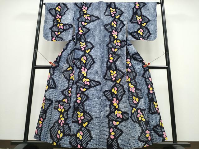 ■■■　サイズ　■■■ 身丈 157cm（肩から） 裄丈 65.5cm 袖丈 49cm　縫込み 1.5cm 袖幅 34cm 前幅 22cm 後幅 29.5cm 着物縫いこみ 内揚げ 0cm 裄 お袖側 約2cm　身頃側 約2.5cm ■■■　商品詳細　■■■ 【綿】 状態は接写画像のように居敷当てに薄いシミがございますが その他表地は特に目立ったシミ汚れなどもなく大変良い状態です。 人気の高い“有松鳴海絞り”の浴衣でございます。 “鳴海絞り”ならではの表情を生み出す立体感と 淡いぼかしで息を吹き込まれ、 今にも動き出しそうな迫力を放っております。 夏祭りや花火大会、これから増えるイベントに連れ立って、 より夏をお楽しみ下さいませ。 大変上質な逸品になります。 お安く出品致しますので、是非この機会にいかがでしょうか？ ■■■　注意事項　■■■ ■モニター発色の具合により色合いが異なる場合がございます。 ■寸法は多少の誤差が生じる場合がございますのでご了承ください。 ■縫込みの長さが左右非対称の場合は短い部分を記載しております。 左右非対称であってもご返品・お値引き等の保証は出来かねますので、ご了承の上ご購入をお願い致します。 ■シミ等のチェックには注意を払っておりますが、見落としがある場合もございますし、個人の見解も様々ですので神経質な方のご購入はお控えください。 ■箪笥に入っておりました着物や帯なので畳みシワや匂いがあるものもございます。 ■お休みは基本的に土日祝となりますが、その他臨時でお休みする場合がございますのでご了承ください。 ■商品の発送は平日のみの発送となります。 ■夜間と土曜、日曜日はお問い合わせの回答が遅れる場合がございます。 ■当店では、お直し、紋入れ、お手入れ等は承っておりません。 ■生地の状態（ヤケ、経年劣化等）によってはサイズ直しが出来ない場合がございます。 その点もどうかご了承のうえ、ご購入をお願いいたします。 ■弊社で取り扱う商品は一点ものにつき、時期や在庫状況に応じて金額が変更となる場合がございます。 ■検針は行っておりません。予めご了承いただきますようお願いいたします。 ■【洗える着物】と記載のある商品におきましては、商品お届け後に洗濯を行ってしまってからのご返品にはご対応しかねます。 念の為、専門店でのお手入れをお願いいたします。 ■着物のサイズ目安は下記を参考ください↓ ＜女性着物＞　お端折り次第で＋5cm　−1cmが着用可能サイズ 　例）身丈170cmの場合、身長160cm〜175cm ＜男性着物＞　身丈＋約25cm〜27cm程が適応身長 　例）身丈155cmの場合、身長180〜182cm