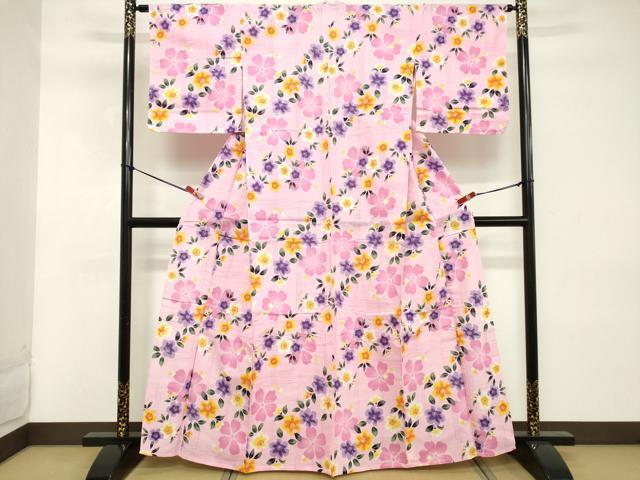 ■■■　サイズ　■■■ 身丈 162cm（肩から） 裄丈 64cm 袖丈 48cm　縫込み 1.5cm 袖幅 32cm 前幅 23cm 後幅 30cm 着物縫いこみ 内揚げ 0cm 裄 お袖側 約1.5cm　身頃側 約1cm ■■■　商品詳細　■■■ 【綿】 状態は特に目立ったシミ汚れなどもなく大変良い状態です。 大変上質な逸品になります。 お安く出品致しますので、是非この機会にいかがでしょうか？ ■■■　注意事項　■■■ ■モニター発色の具合により色合いが異なる場合がございます。 ■寸法は多少の誤差が生じる場合がございますのでご了承ください。 ■縫込みの長さが左右非対称の場合は短い部分を記載しております。 左右非対称であってもご返品・お値引き等の保証は出来かねますので、ご了承の上ご購入をお願い致します。 ■シミ等のチェックには注意を払っておりますが、見落としがある場合もございますし、個人の見解も様々ですので神経質な方のご購入はお控えください。 ■箪笥に入っておりました着物や帯なので畳みシワや匂いがあるものもございます。 ■お休みは基本的に土日祝となりますが、その他臨時でお休みする場合がございますのでご了承ください。 ■商品の発送は平日のみの発送となります。 ■夜間と土曜、日曜日はお問い合わせの回答が遅れる場合がございます。 ■当店では、お直し、紋入れ、お手入れ等は承っておりません。 ■生地の状態（ヤケ、経年劣化等）によってはサイズ直しが出来ない場合がございます。 その点もどうかご了承のうえ、ご購入をお願いいたします。 ■弊社で取り扱う商品は一点ものにつき、時期や在庫状況に応じて金額が変更となる場合がございます。 ■検針は行っておりません。予めご了承いただきますようお願いいたします。 ■【洗える着物】と記載のある商品におきましては、商品お届け後に洗濯を行ってしまってからのご返品にはご対応しかねます。 念の為、専門店でのお手入れをお願いいたします。 ■着物のサイズ目安は下記を参考ください↓ ＜女性着物＞　お端折り次第で＋5cm　−1cmが着用可能サイズ 　例）身丈170cmの場合、身長160cm〜175cm ＜男性着物＞　身丈＋約25cm〜27cm程が適応身長 　例）身丈155cmの場合、身長180〜182cm