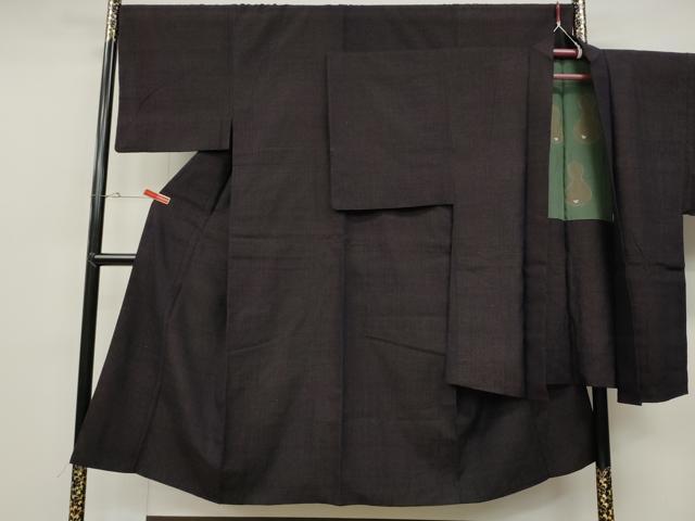 ■■■　サイズ　■■■ 【着物】 身丈 145cm（肩から） 裄丈 68cm 袖丈 47cm　縫込み 8cm 袖幅 34cm 前幅 26.5cm 後幅 32.5cm 着物縫いこみ 内揚げ 10cm 裄 お袖側 約2cm　身頃側 約1cm 【羽織】 身丈 96cm（肩から） 裄丈 68.5cm 袖丈 48cm　縫込み 8cm 袖幅 34.5cm 前幅 19cm 後幅 32cm 裄 お袖側 約2cm　身頃側 約1cm ■■■　商品詳細　■■■ 【正絹】 着物の状態は接写画像のように裏地に薄い汚れがございますが その他特に目立ったシミ汚れなどもなく大変良い状態です。 羽織の状態は特に目立ったシミ汚れなどもなく大変良い状態です。 大変上質な逸品になります。 お安く出品致しますので、是非この機会にいかがでしょうか？ ■■■　注意事項　■■■ ■モニター発色の具合により色合いが異なる場合がございます。 ■寸法は多少の誤差が生じる場合がございますのでご了承ください。 ■縫込みの長さが左右非対称の場合は短い部分を記載しております。 左右非対称であってもご返品・お値引き等の保証は出来かねますので、ご了承の上ご購入をお願い致します。 ■シミ等のチェックには注意を払っておりますが、見落としがある場合もございますし、個人の見解も様々ですので神経質な方のご購入はお控えください。 ■箪笥に入っておりました着物や帯なので畳みシワや匂いがあるものもございます。 ■お休みは基本的に土日祝となりますが、その他臨時でお休みする場合がございますのでご了承ください。 ■商品の発送は平日のみの発送となります。 ■夜間と土曜、日曜日はお問い合わせの回答が遅れる場合がございます。 ■当店では、お直し、紋入れ、お手入れ等は承っておりません。 ■生地の状態（ヤケ、経年劣化等）によってはサイズ直しが出来ない場合がございます。 その点もどうかご了承のうえ、ご購入をお願いいたします。 ■弊社で取り扱う商品は一点ものにつき、時期や在庫状況に応じて金額が変更となる場合がございます。 ■検針は行っておりません。予めご了承いただきますようお願いいたします。 ■【洗える着物】と記載のある商品におきましては、商品お届け後に洗濯を行ってしまってからのご返品にはご対応しかねます。 念の為、専門店でのお手入れをお願いいたします。 ■着物のサイズ目安は下記を参考ください↓ ＜女性着物＞　お端折り次第で＋5cm　−1cmが着用可能サイズ 　例）身丈170cmの場合、身長160cm〜175cm ＜男性着物＞　身丈＋約25cm〜27cm程が適応身長 　例）身丈155cmの場合、身長180〜182cm