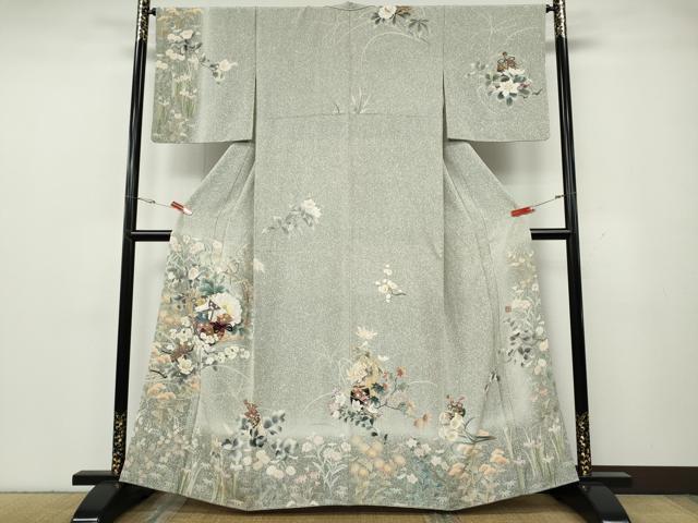 ■■■　サイズ　■■■ 身丈 161.5cm（肩から） 裄丈 65cm 袖丈 48.5cm　縫込み 6cm 袖幅 33.5cm 前幅 24cm 後幅 30cm 着物縫いこみ 内揚げ 8cm 裄 お袖側 約1.5cm　身頃側 約2cm ■■■　商品詳細　■■■ 【正絹】 状態は接写画像のように右袖前に薄い汚れがございますが その他特に目立ったシミ汚れなどもなく大変良い状態です。 大変上質な逸品になります。 お安く出品致しますので、是非この機会にいかがでしょうか？ ■■■　注意事項　■■■ ■モニター発色の具合により色合いが異なる場合がございます。 ■寸法は多少の誤差が生じる場合がございますのでご了承ください。 ■縫込みの長さが左右非対称の場合は短い部分を記載しております。 左右非対称であってもご返品・お値引き等の保証は出来かねますので、ご了承の上ご購入をお願い致します。 ■シミ等のチェックには注意を払っておりますが、見落としがある場合もございますし、個人の見解も様々ですので神経質な方のご購入はお控えください。 ■箪笥に入っておりました着物や帯なので畳みシワや匂いがあるものもございます。 ■お休みは基本的に土日祝となりますが、その他臨時でお休みする場合がございますのでご了承ください。 ■商品の発送は平日のみの発送となります。 ■夜間と土曜、日曜日はお問い合わせの回答が遅れる場合がございます。 ■当店では、お直し、紋入れ、お手入れ等は承っておりません。 ■生地の状態（ヤケ、経年劣化等）によってはサイズ直しが出来ない場合がございます。 その点もどうかご了承のうえ、ご購入をお願いいたします。 ■弊社で取り扱う商品は一点ものにつき、時期や在庫状況に応じて金額が変更となる場合がございます。 ■検針は行っておりません。予めご了承いただきますようお願いいたします。 ■【洗える着物】と記載のある商品におきましては、商品お届け後に洗濯を行ってしまってからのご返品にはご対応しかねます。 念の為、専門店でのお手入れをお願いいたします。 ■写真に写っている物が全てになります。それ以外の付属品はございませんのでご了承ください。 ■着物のサイズ目安は下記を参考ください↓ ＜女性着物＞　お端折り次第で＋5cm　－1cmが着用可能サイズ 　例）身丈170cmの場合、身長160cm～175cm ＜男性着物＞　身丈＋約25cm～27cm程が適応身長 　例）身丈155cmの場合、身長180～182cm