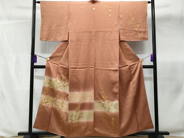 ■■■　サイズ　■■■ 身丈 155cm（肩から） 裄丈 63.5cm 袖丈 47.5cm　縫込み 4cm 袖幅 33cm 前幅 24cm 後幅 29cm 着物縫いこみ 内揚げ 5cm 裄 お袖側 約1cm　身頃側 約4.5cm ■■■　商品詳細　■■■ 【正絹・一つ紋】 状態は画像を添付しておりますので、そちらをご確認下さいますよう宜しくお願い致します。 大変上質な逸品になります。 お安く出品致しますので、是非この機会にいかがでしょうか？ ■■■　注意事項　■■■ ■モニター発色の具合により色合いが異なる場合がございます。 ■寸法は多少の誤差が生じる場合がございますのでご了承ください。 ■縫込みの長さが左右非対称の場合は短い部分を記載しております。 左右非対称であってもご返品・お値引き等の保証は出来かねますので、ご了承の上ご購入をお願い致します。 ■シミ等のチェックには注意を払っておりますが、見落としがある場合もございますし、個人の見解も様々ですので神経質な方のご購入はお控えください。 ■箪笥に入っておりました着物や帯なので畳みシワや匂いがあるものもございます。 ■お休みは基本的に土日祝となりますが、その他臨時でお休みする場合がございますのでご了承ください。 ■商品の発送は平日のみの発送となります。 ■夜間と土曜、日曜日はお問い合わせの回答が遅れる場合がございます。 ■当店では、お直し、紋入れ、お手入れ等は承っておりません。 ■生地の状態（ヤケ、経年劣化等）によってはサイズ直しが出来ない場合がございます。 その点もどうかご了承のうえ、ご購入をお願いいたします。 ■弊社で取り扱う商品は一点ものにつき、時期や在庫状況に応じて金額が変更となる場合がございます。 ■検針は行っておりません。予めご了承いただきますようお願いいたします。 ■【洗える着物】と記載のある商品におきましては、商品お届け後に洗濯を行ってしまってからのご返品にはご対応しかねます。 念の為、専門店でのお手入れをお願いいたします。 ■着物のサイズ目安は下記を参考ください↓ ＜女性着物＞　お端折り次第で＋5cm　−1cmが着用可能サイズ 　例）身丈170cmの場合、身長160cm〜175cm ＜男性着物＞　身丈＋約25cm〜27cm程が適応身長 　例）身丈155cmの場合、身長180〜182cm