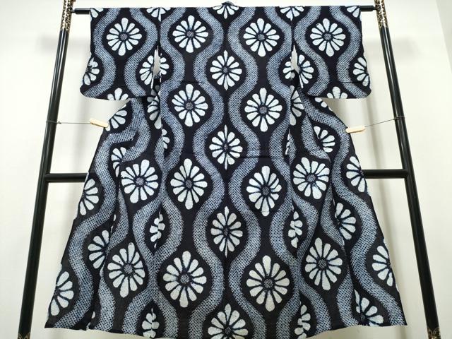 ■■■　サイズ　■■■ 身丈 139cm（肩から） 裄丈 62cm 袖丈 46cm　縫込み 1.5cm 袖幅 32.5cm 前幅 23.5cm 後幅 28cm 着物縫いこみ 内揚げ 0cm 裄 お袖側 約0cm　身頃側 約0cm ■■■　商品詳細　■■■ 【綿】 状態は特に目立ったシミ汚れなどもなく大変良い状態です。 人気の高い“有松鳴海絞り”の浴衣でございます。 “鳴海絞り”ならではの表情を生み出す立体感と 淡いぼかしで息を吹き込まれ、 今にも動き出しそうな迫力を放っております。 夏祭りや花火大会、これから増えるイベントに連れ立って、 より夏をお楽しみ下さいませ。 大変上質な逸品になります。 お安く出品致しますので、是非この機会にいかがでしょうか？ ■■■　注意事項　■■■ ■モニター発色の具合により色合いが異なる場合がございます。 ■寸法は多少の誤差が生じる場合がございますのでご了承ください。 ■縫込みの長さが左右非対称の場合は短い部分を記載しております。 左右非対称であってもご返品・お値引き等の保証は出来かねますので、ご了承の上ご購入をお願い致します。 ■シミ等のチェックには注意を払っておりますが、見落としがある場合もございますし、個人の見解も様々ですので神経質な方のご購入はお控えください。 ■箪笥に入っておりました着物や帯なので畳みシワや匂いがあるものもございます。 ■お休みは基本的に土日祝となりますが、その他臨時でお休みする場合がございますのでご了承ください。 ■商品の発送は平日のみの発送となります。 ■夜間と土曜、日曜日はお問い合わせの回答が遅れる場合がございます。 ■当店では、お直し、紋入れ、お手入れ等は承っておりません。 ■生地の状態（ヤケ、経年劣化等）によってはサイズ直しが出来ない場合がございます。 その点もどうかご了承のうえ、ご購入をお願いいたします。 ■弊社で取り扱う商品は一点ものにつき、時期や在庫状況に応じて金額が変更となる場合がございます。 ■検針は行っておりません。予めご了承いただきますようお願いいたします。 ■【洗える着物】と記載のある商品におきましては、商品お届け後に洗濯を行ってしまってからのご返品にはご対応しかねます。 念の為、専門店でのお手入れをお願いいたします。 ■着物のサイズ目安は下記を参考ください↓ ＜女性着物＞　お端折り次第で＋5cm　−1cmが着用可能サイズ 　例）身丈170cmの場合、身長160cm〜175cm ＜男性着物＞　身丈＋約25cm〜27cm程が適応身長 　例）身丈155cmの場合、身長180〜182cm