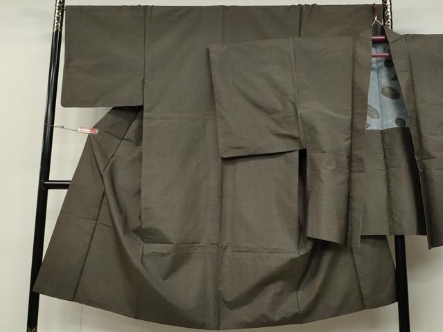 ■■■　サイズ　■■■ 【着物】 身丈 134cm（肩から） 裄丈 67.5cm 袖丈 47cm　縫込み 4cm 袖幅 34cm 前幅 26.5cm 後幅 31.5cm 着物縫いこみ 内揚げ 1cm 裄 お袖側 約0cm　身頃側 約0cm 【羽織】 身丈 82cm（肩から） 裄丈 69cm 袖丈 48cm　縫込み 5cm 袖幅 34.5cm 前幅 20cm 後幅 31.5cm 裄 お袖側 約0cm　身頃側 約0cm ■■■　商品詳細　■■■ 【正絹】 着物の状態は特に目立ったシミ汚れなどもなく大変良い状態です。 羽織の状態は接写画像のように上前に薄い汚れがございますが その他特に目立ったシミ汚れなどもなく大変良い状態です。 大変上質な逸品になります。 お安く出品致しますので、是非この機会にいかがでしょうか？ ■■■　注意事項　■■■ ■モニター発色の具合により色合いが異なる場合がございます。 ■寸法は多少の誤差が生じる場合がございますのでご了承ください。 ■縫込みの長さが左右非対称の場合は短い部分を記載しております。 左右非対称であってもご返品・お値引き等の保証は出来かねますので、ご了承の上ご購入をお願い致します。 ■シミ等のチェックには注意を払っておりますが、見落としがある場合もございますし、個人の見解も様々ですので神経質な方のご購入はお控えください。 ■箪笥に入っておりました着物や帯なので畳みシワや匂いがあるものもございます。 ■お休みは基本的に土日祝となりますが、その他臨時でお休みする場合がございますのでご了承ください。 ■商品の発送は平日のみの発送となります。 ■夜間と土曜、日曜日はお問い合わせの回答が遅れる場合がございます。 ■当店では、お直し、紋入れ、お手入れ等は承っておりません。 ■生地の状態（ヤケ、経年劣化等）によってはサイズ直しが出来ない場合がございます。 その点もどうかご了承のうえ、ご購入をお願いいたします。 ■弊社で取り扱う商品は一点ものにつき、時期や在庫状況に応じて金額が変更となる場合がございます。 ■検針は行っておりません。予めご了承いただきますようお願いいたします。 ■【洗える着物】と記載のある商品におきましては、商品お届け後に洗濯を行ってしまってからのご返品にはご対応しかねます。 念の為、専門店でのお手入れをお願いいたします。 ■着物のサイズ目安は下記を参考ください↓ ＜女性着物＞　お端折り次第で＋5cm　−1cmが着用可能サイズ 　例）身丈170cmの場合、身長160cm〜175cm ＜男性着物＞　身丈＋約25cm〜27cm程が適応身長 　例）身丈155cmの場合、身長180〜182cm